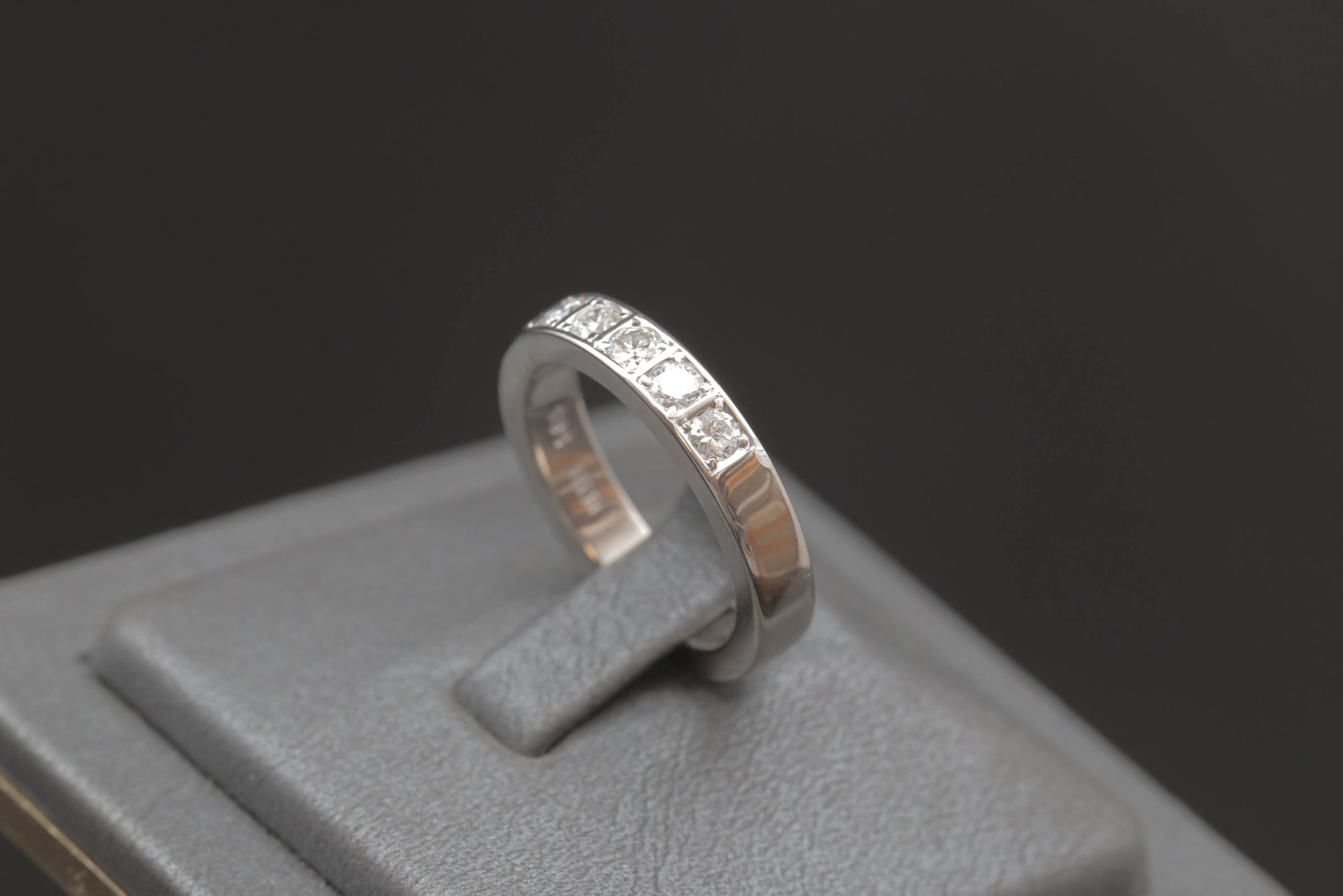 Alliancering med diamanter i 14 karat hvidguld