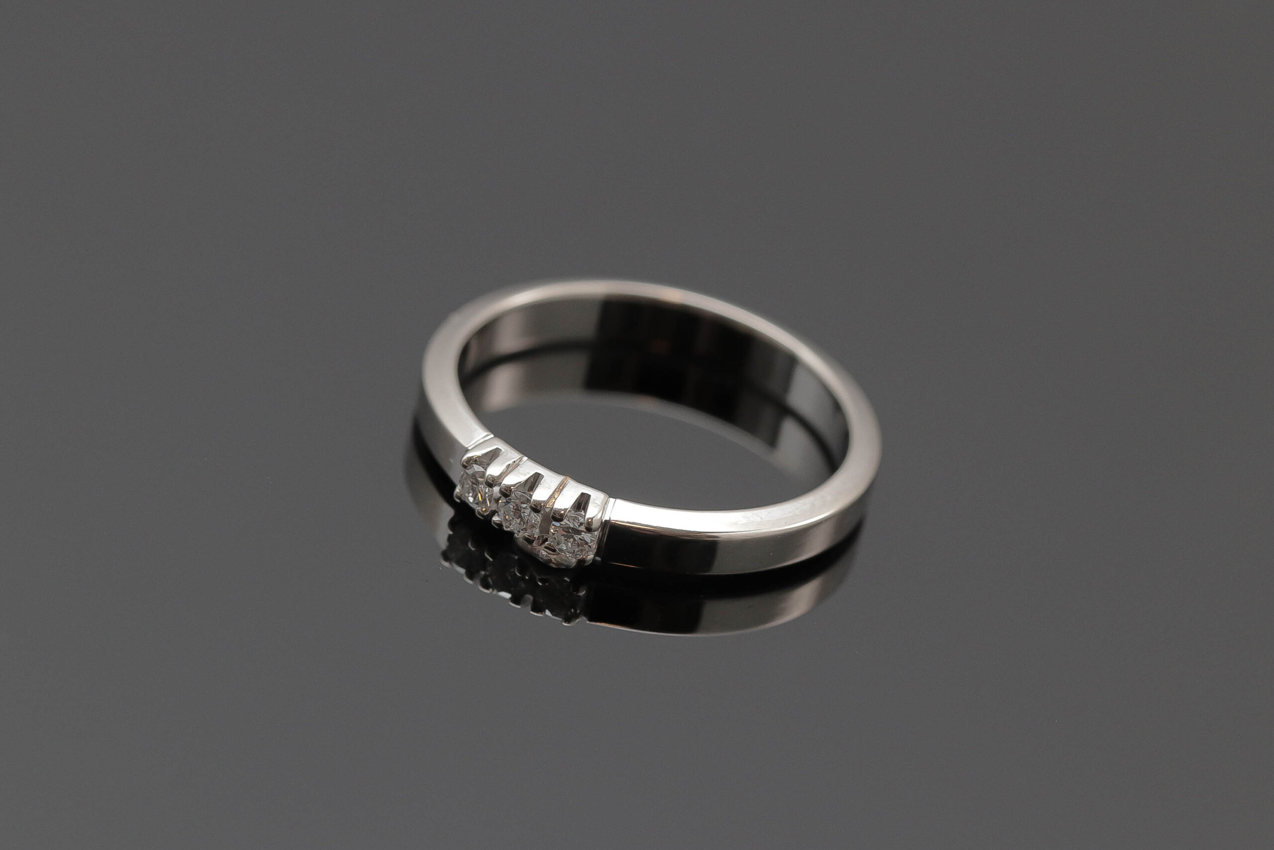 Alliancering med diamanter i 14 karat hvidguld