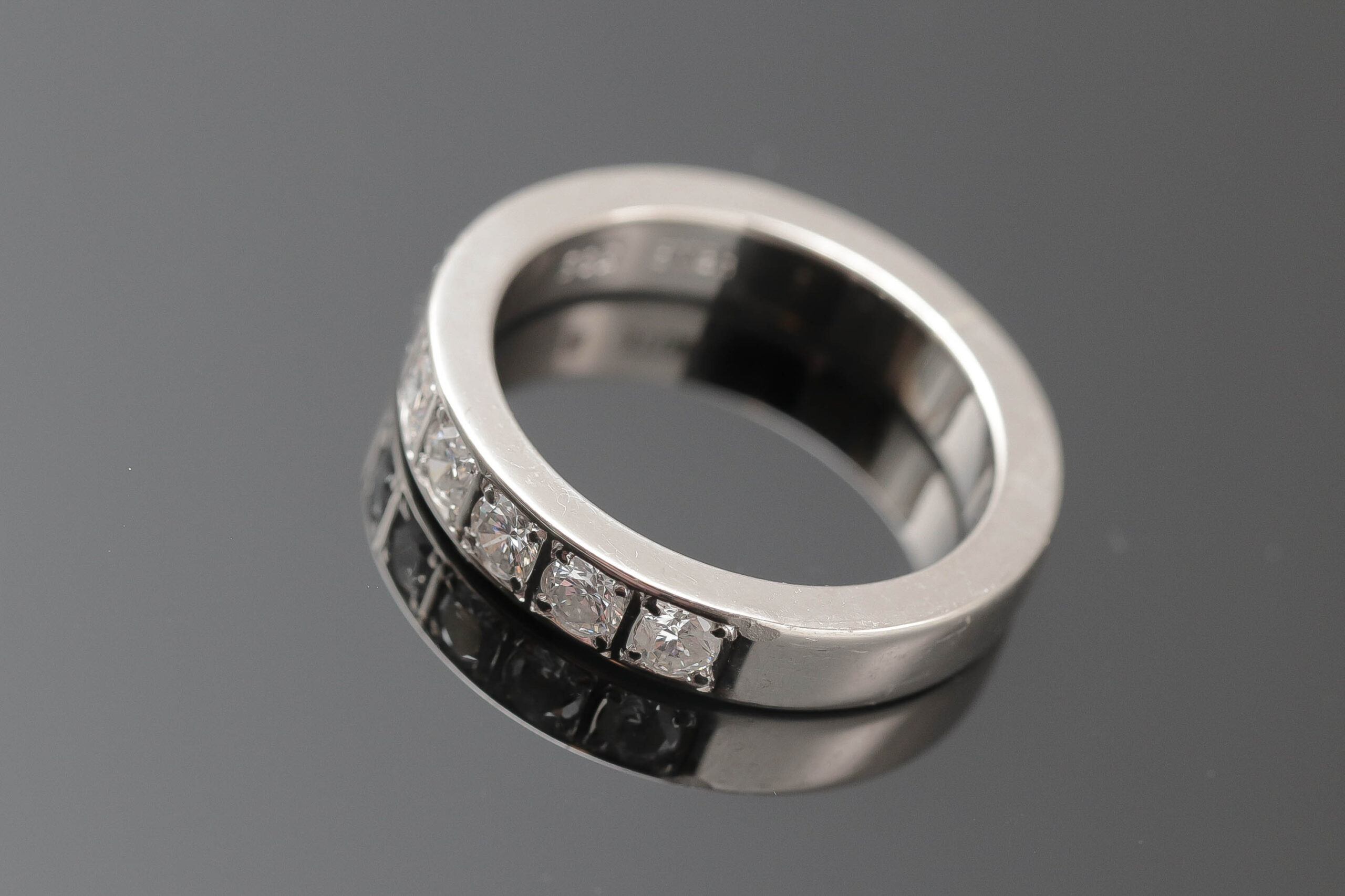 Alliancering med diamanter i 14 karat hvidguld