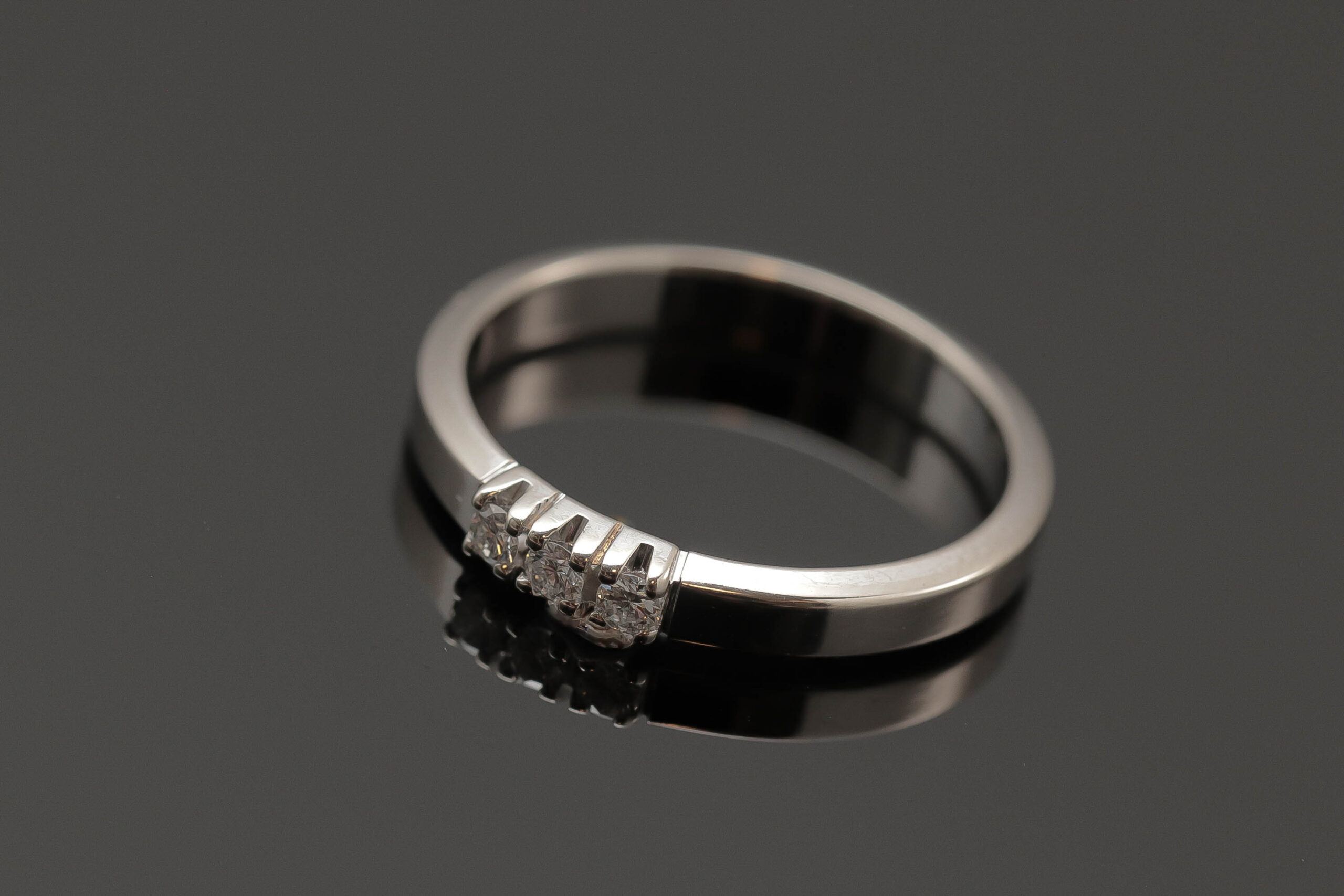 Alliancering med diamanter i 14 karat hvidguld
