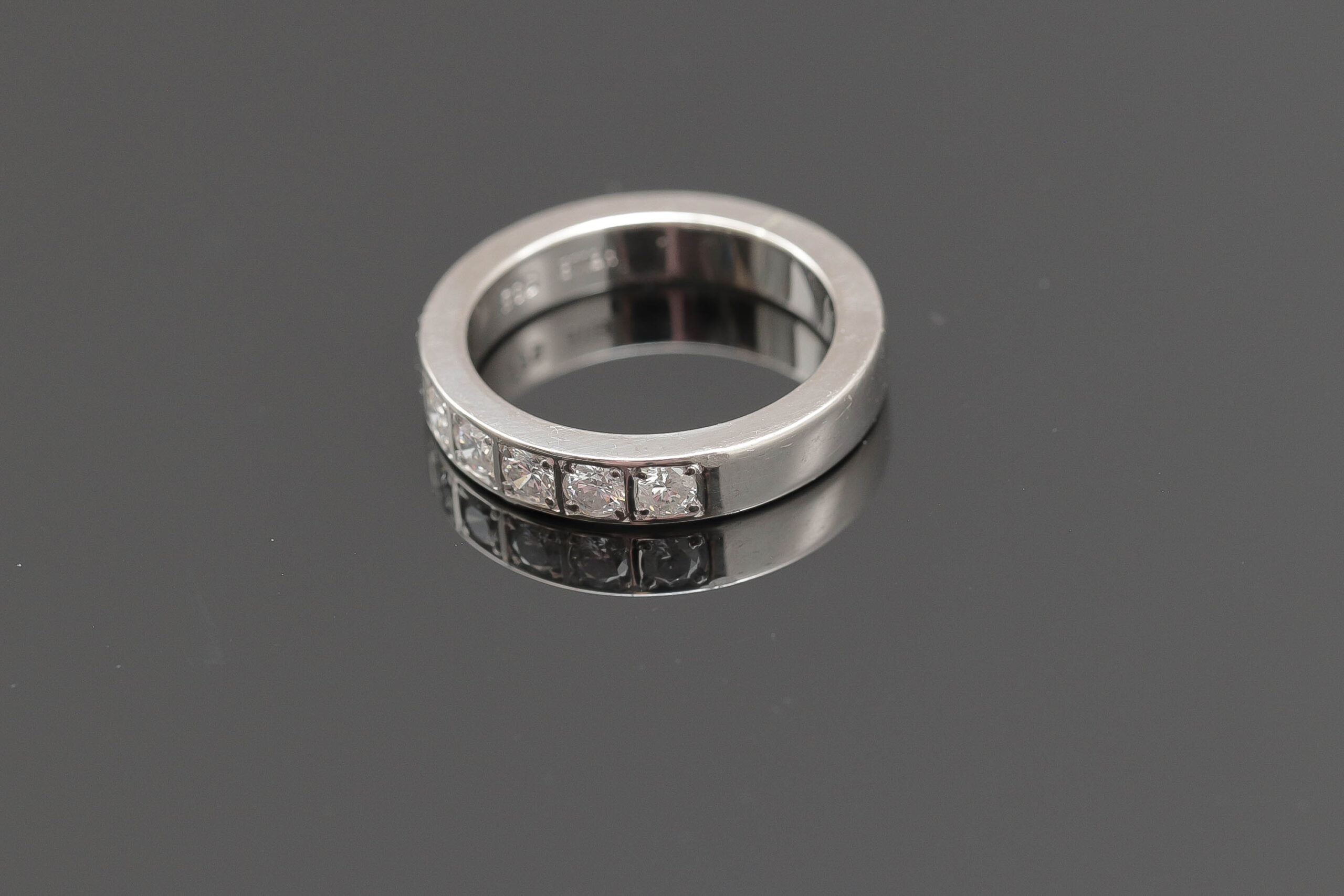 Alliancering med diamanter i 14 karat hvidguld