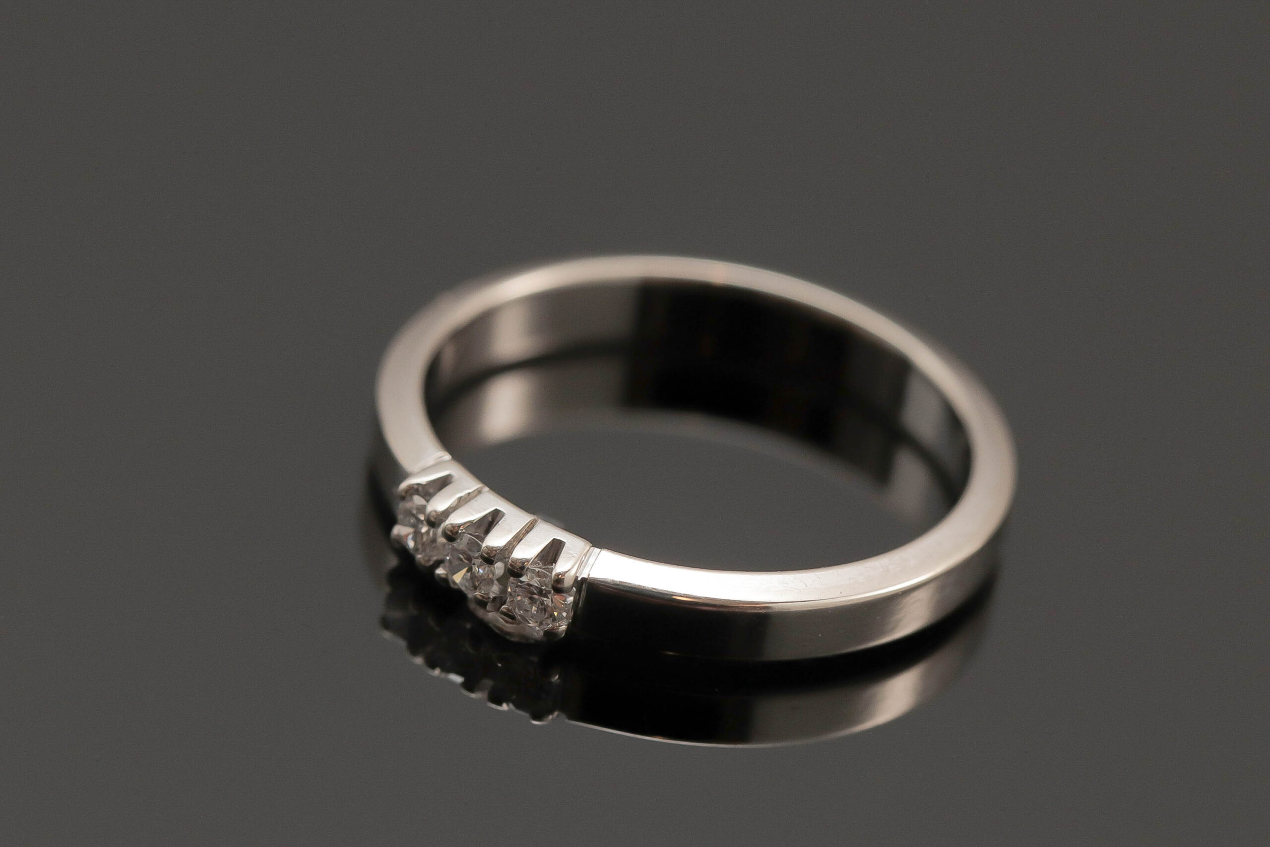 Alliancering med diamanter i 14 karat hvidguld
