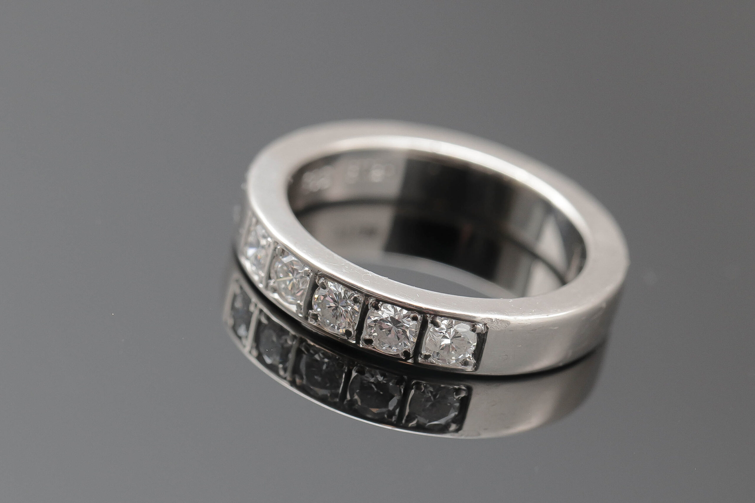 Alliancering med diamanter i 14 karat hvidguld