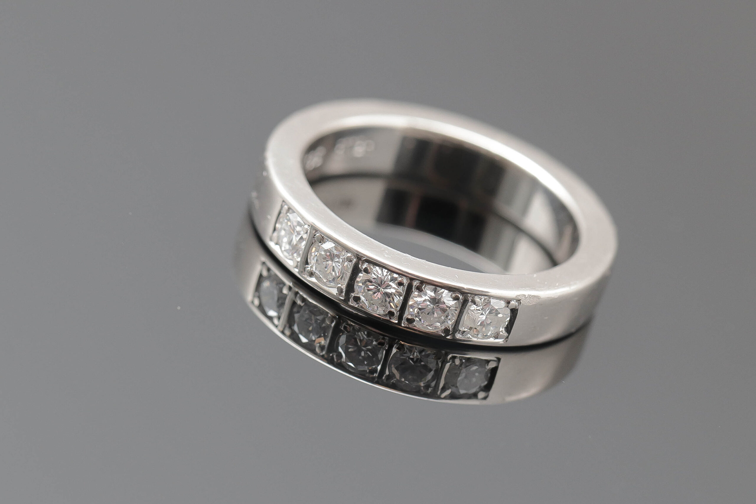 Alliancering med diamanter i 14 karat hvidguld