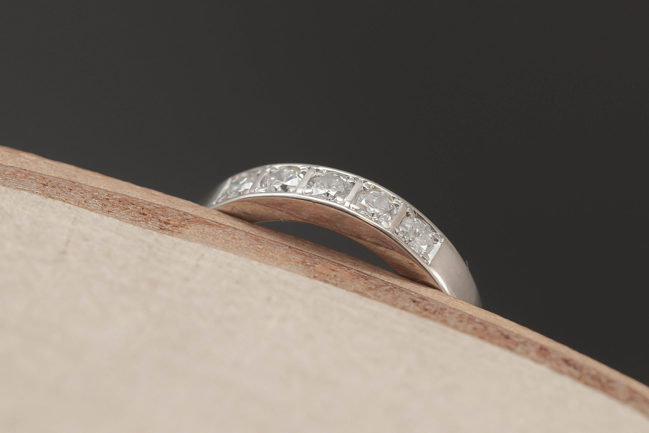 Alliancering med diamanter i 14 karat hvidguld