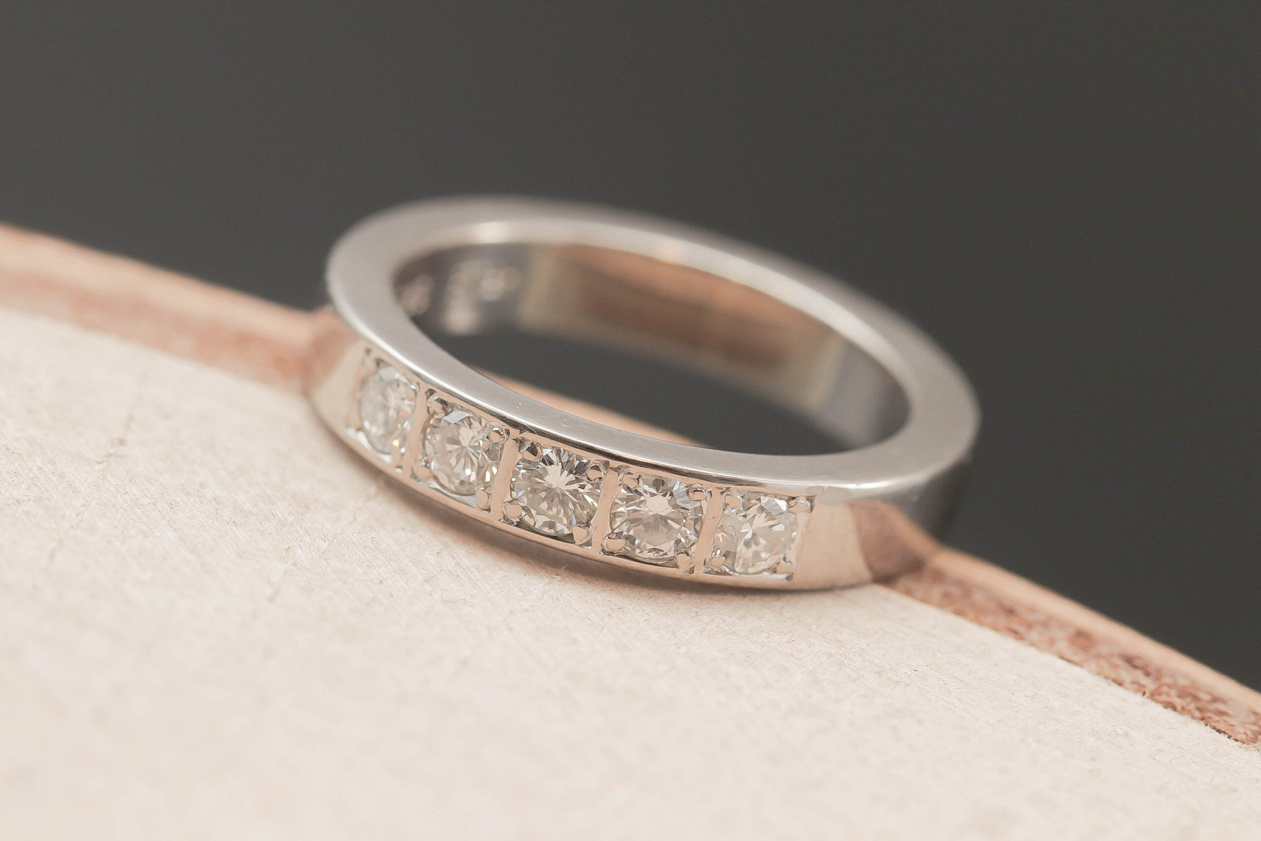 Alliancering med diamanter i 14 karat hvidguld