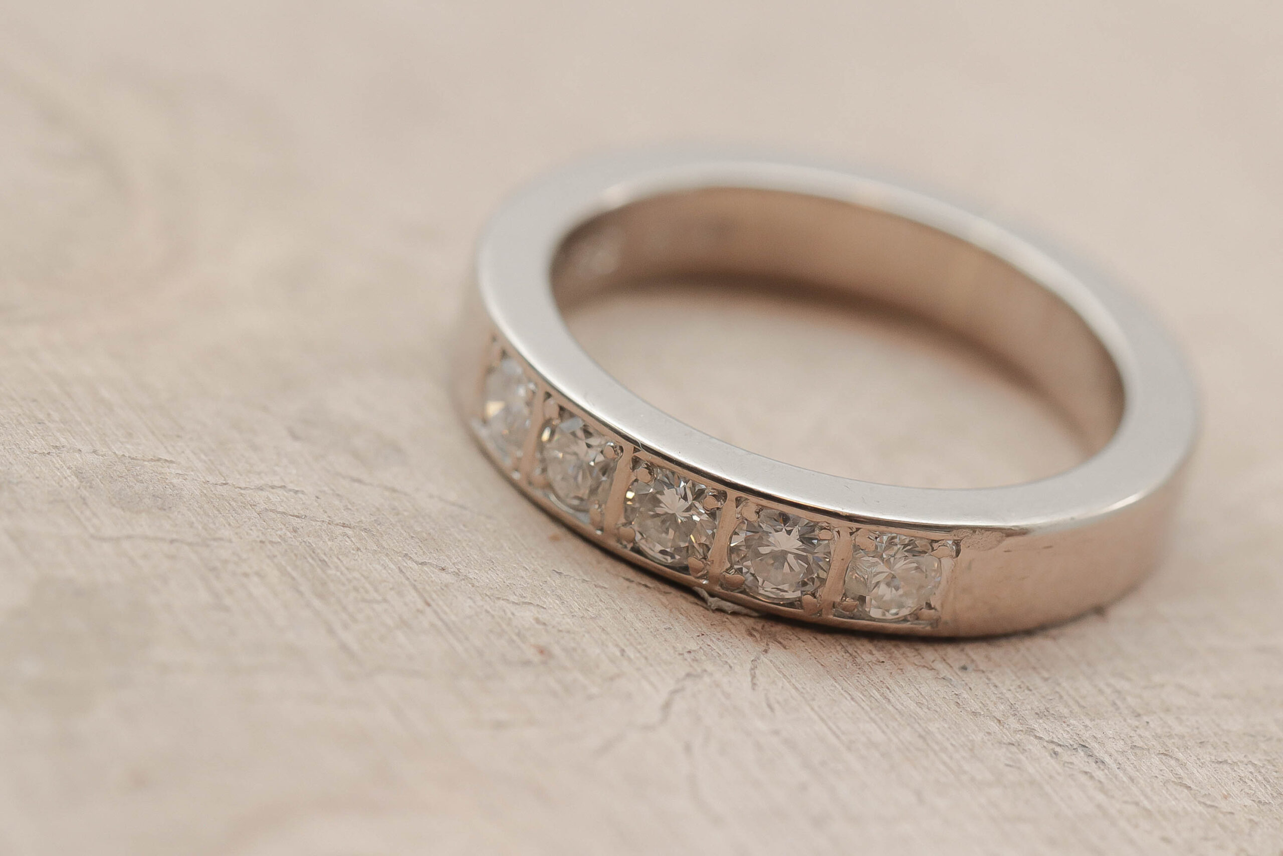 Alliancering med diamanter i 14 karat hvidguld