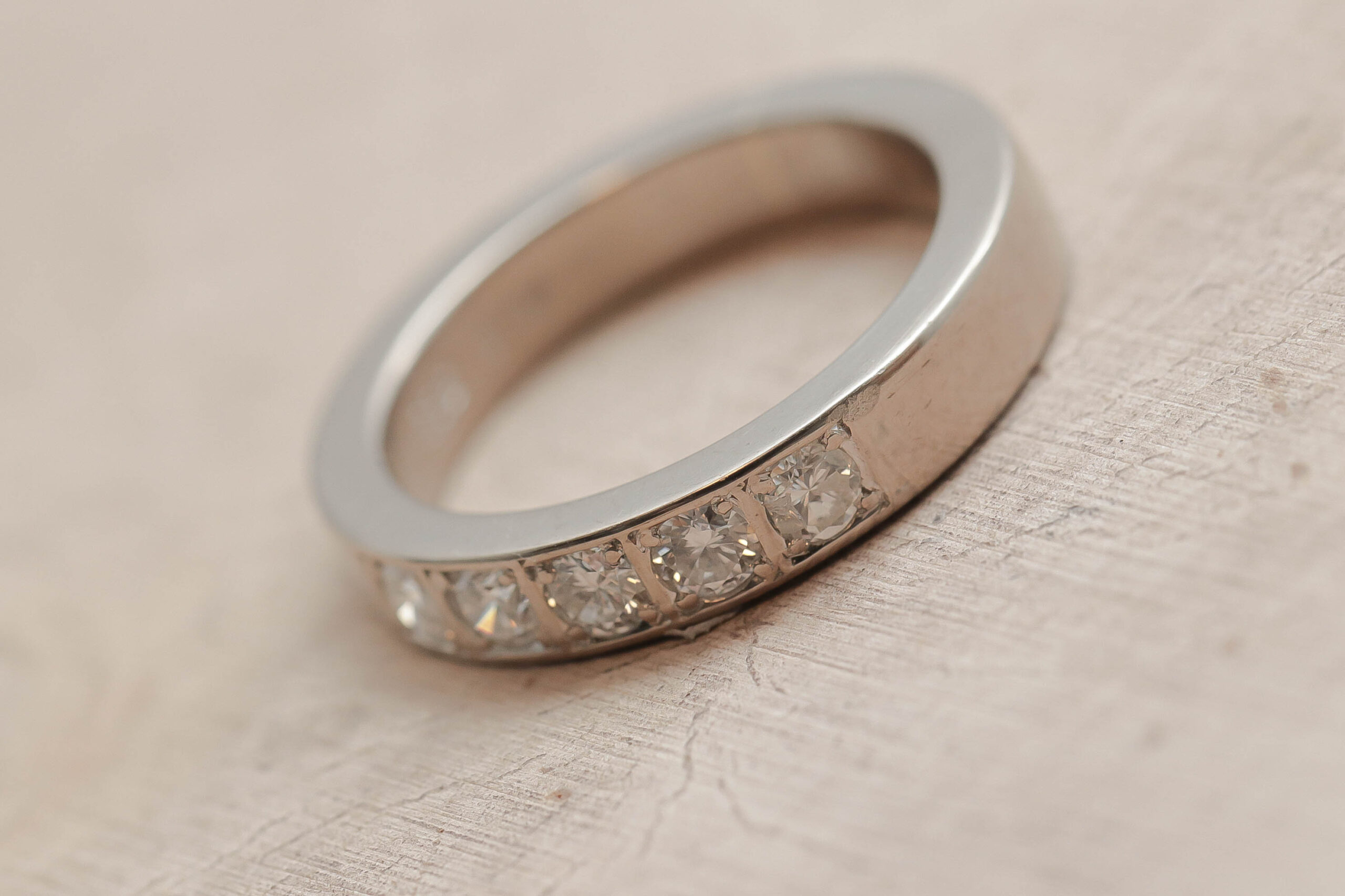 Alliancering med diamanter i 14 karat hvidguld