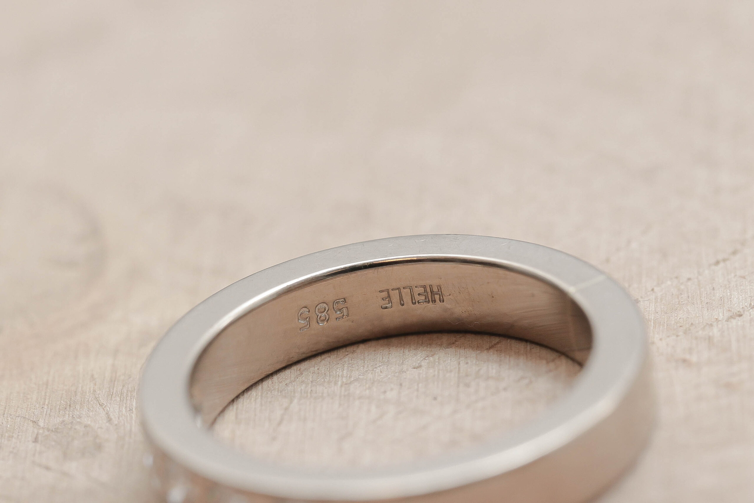 Alliancering med diamanter i 14 karat hvidguld