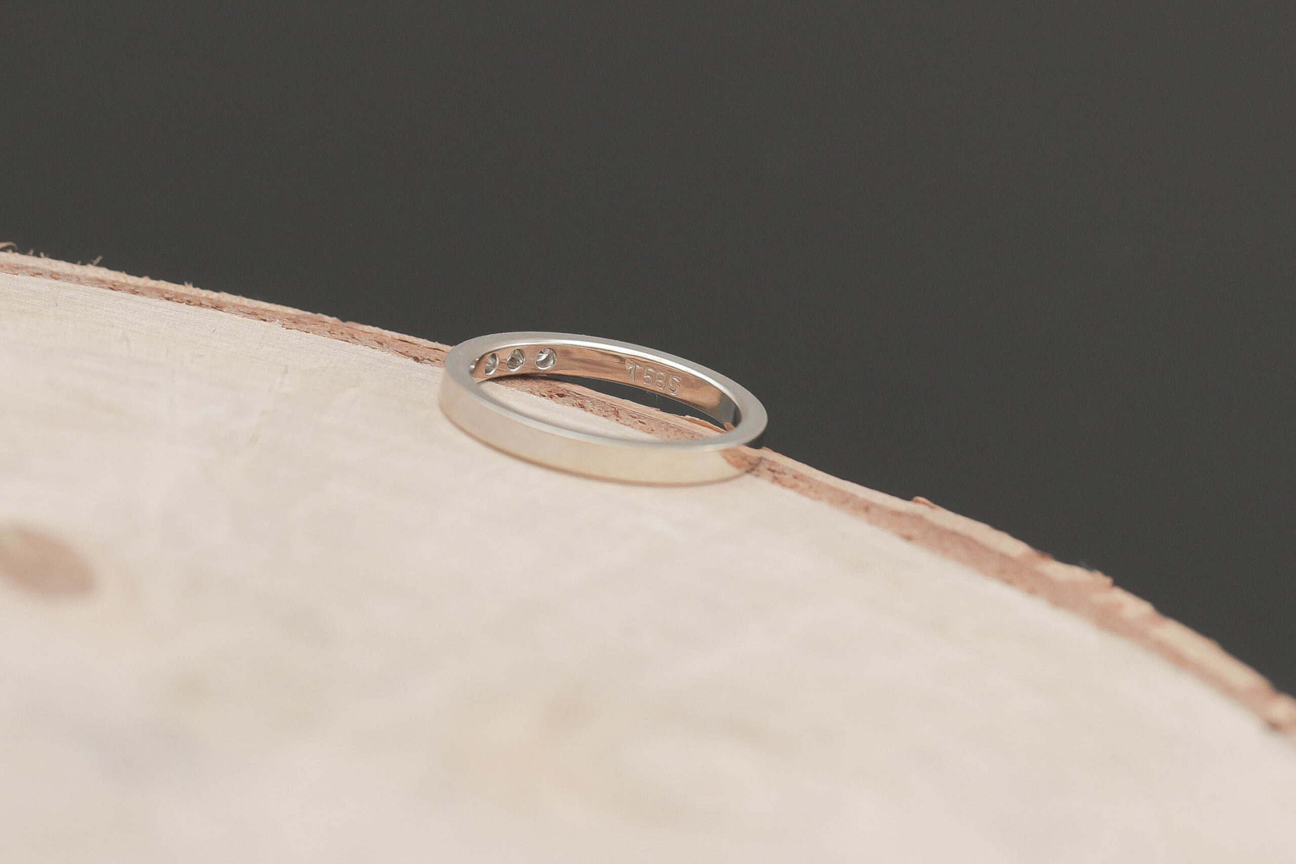 Alliancering med diamanter i 14 karat hvidguld