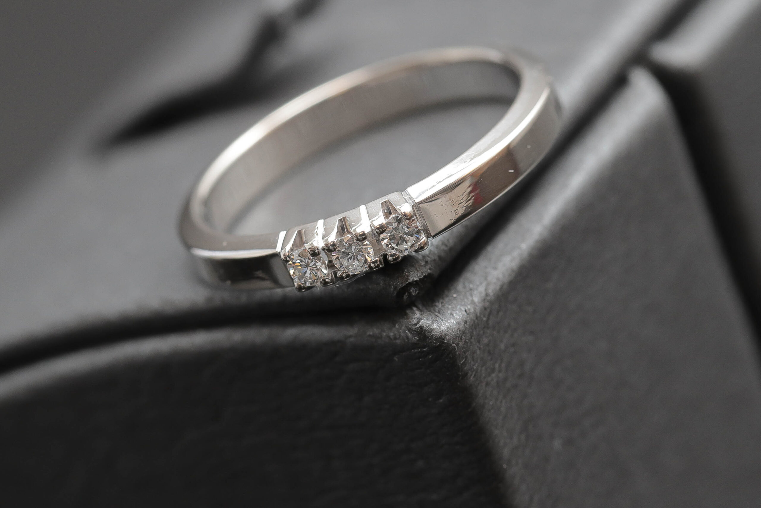 Alliancering med diamanter i 14 karat hvidguld