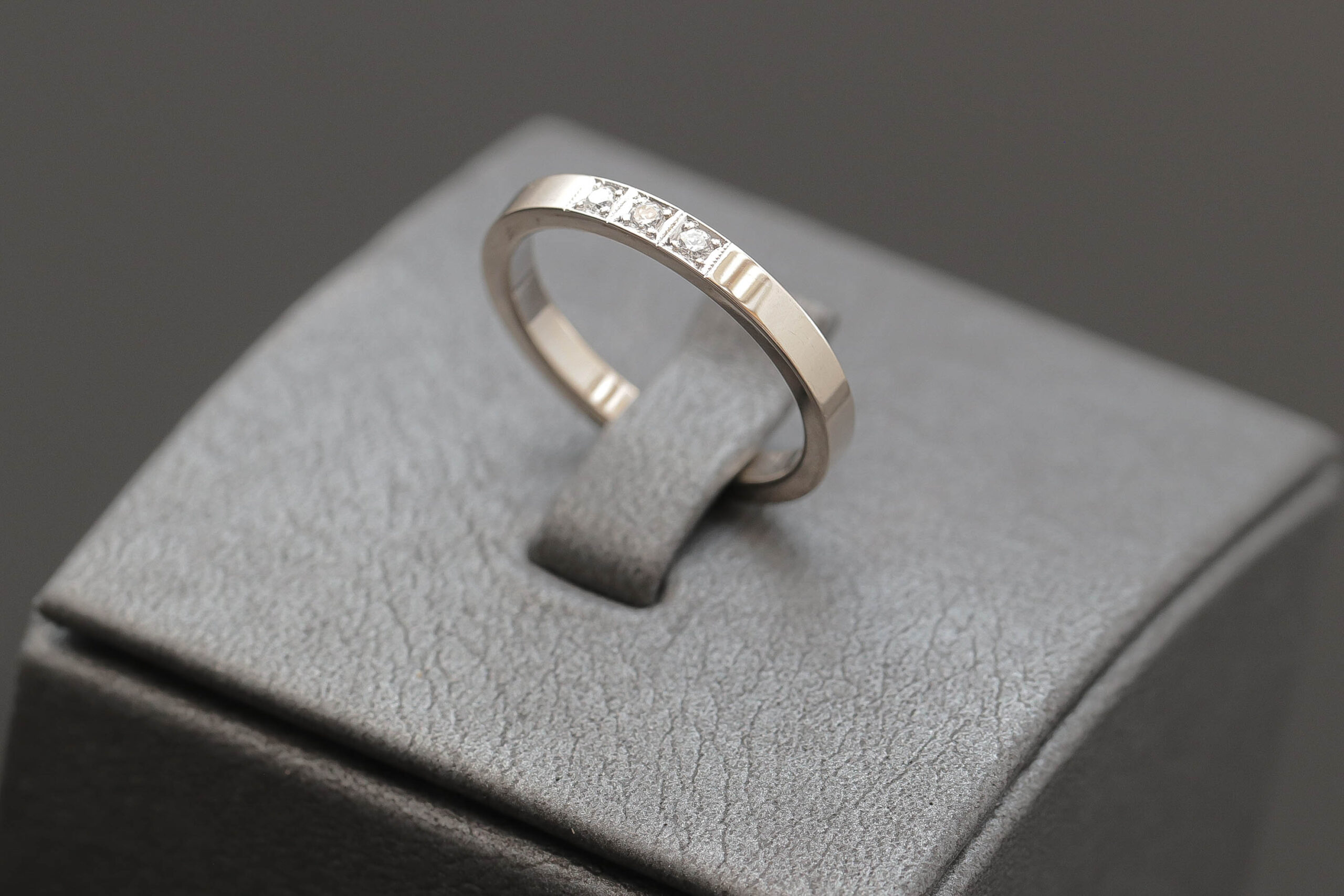 Alliancering med diamanter i 14 karat hvidguld