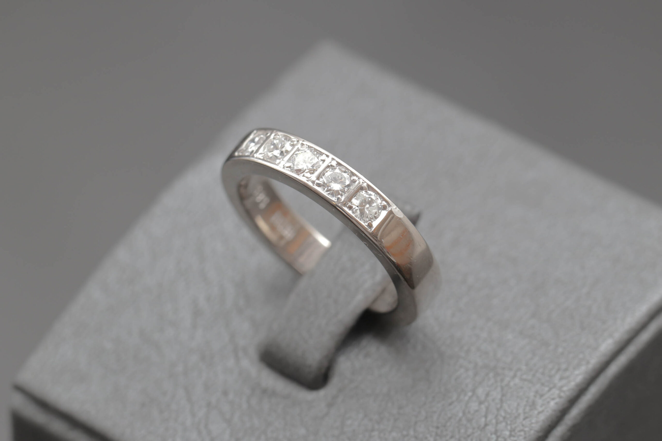 Alliancering med diamanter i 14 karat hvidguld