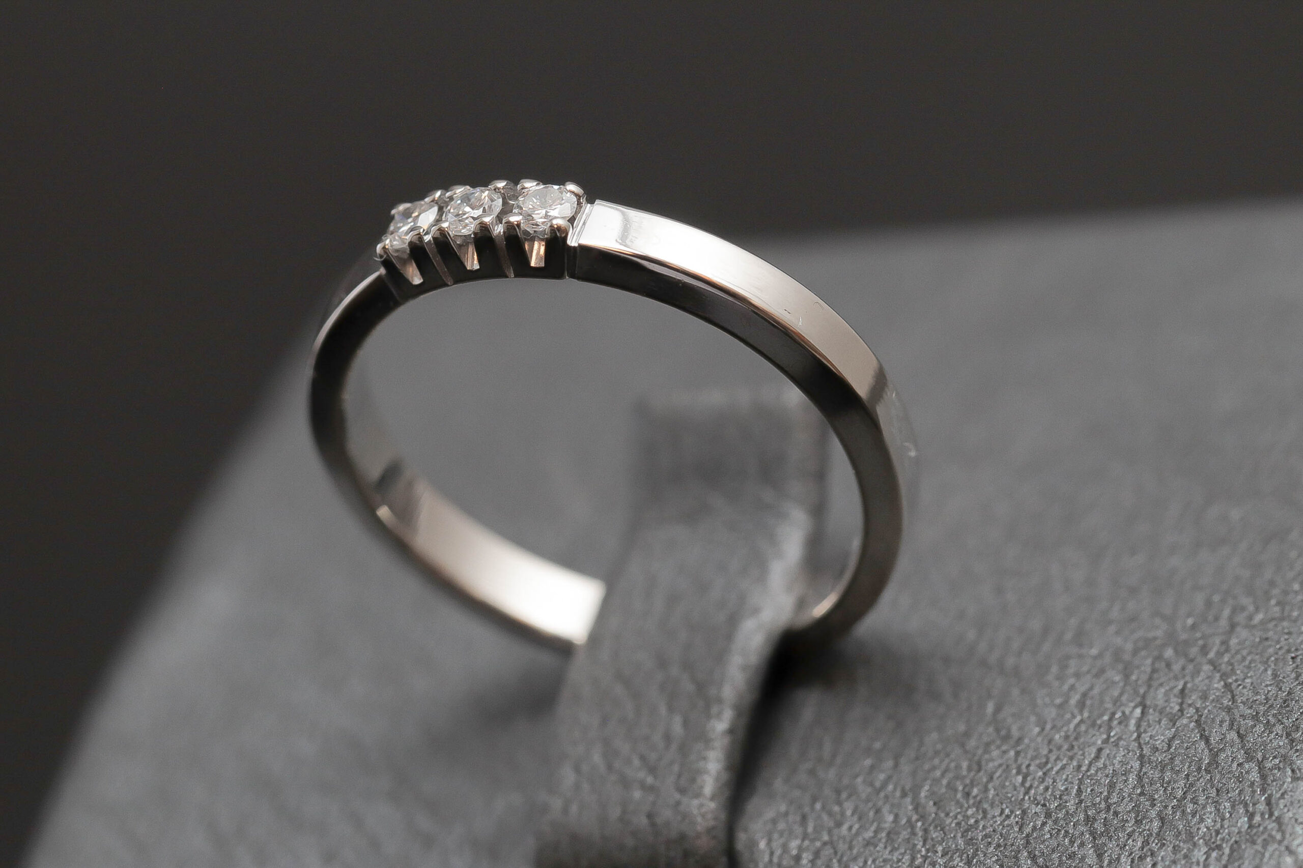 Alliancering med diamanter i 14 karat hvidguld