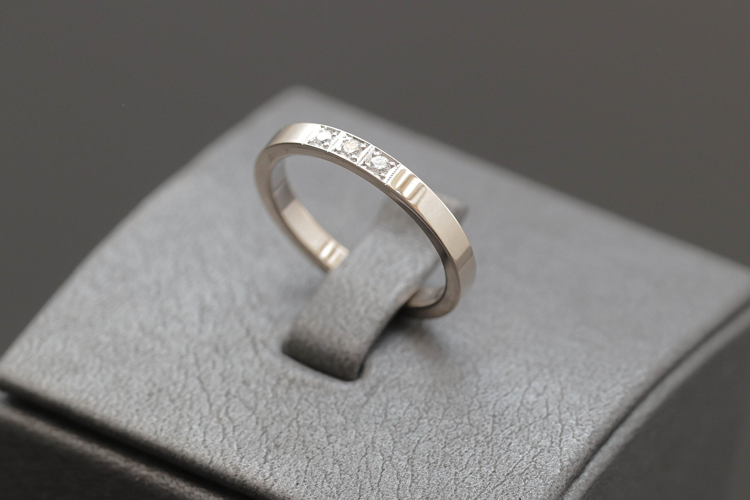 Alliancering med diamanter i 14 karat hvidguld