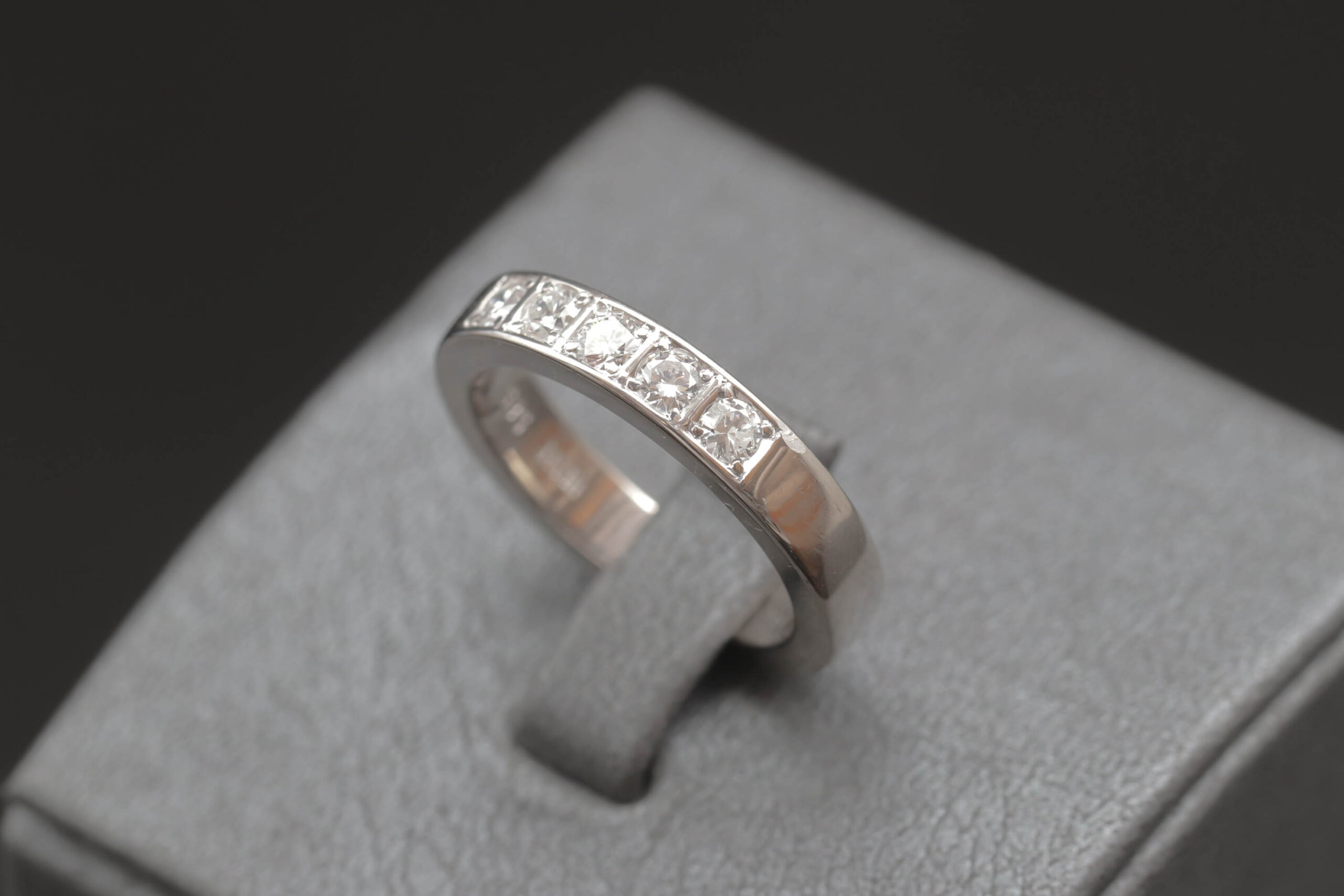 Alliancering med diamanter i 14 karat hvidguld