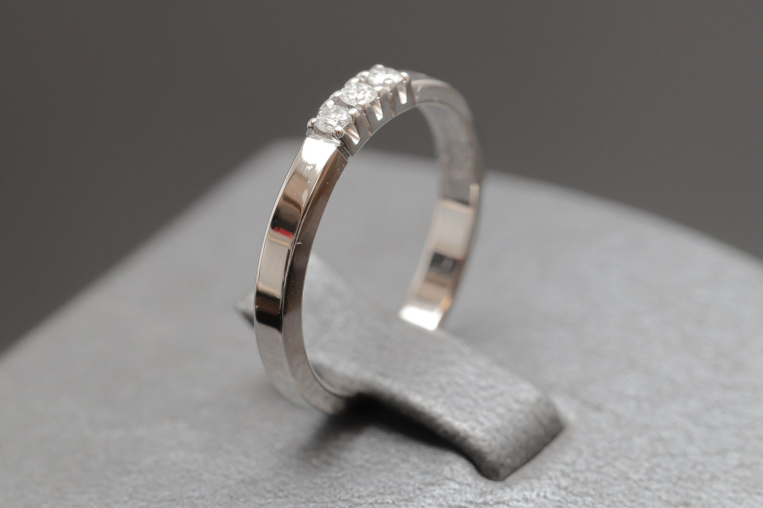Alliancering med diamanter i 14 karat hvidguld