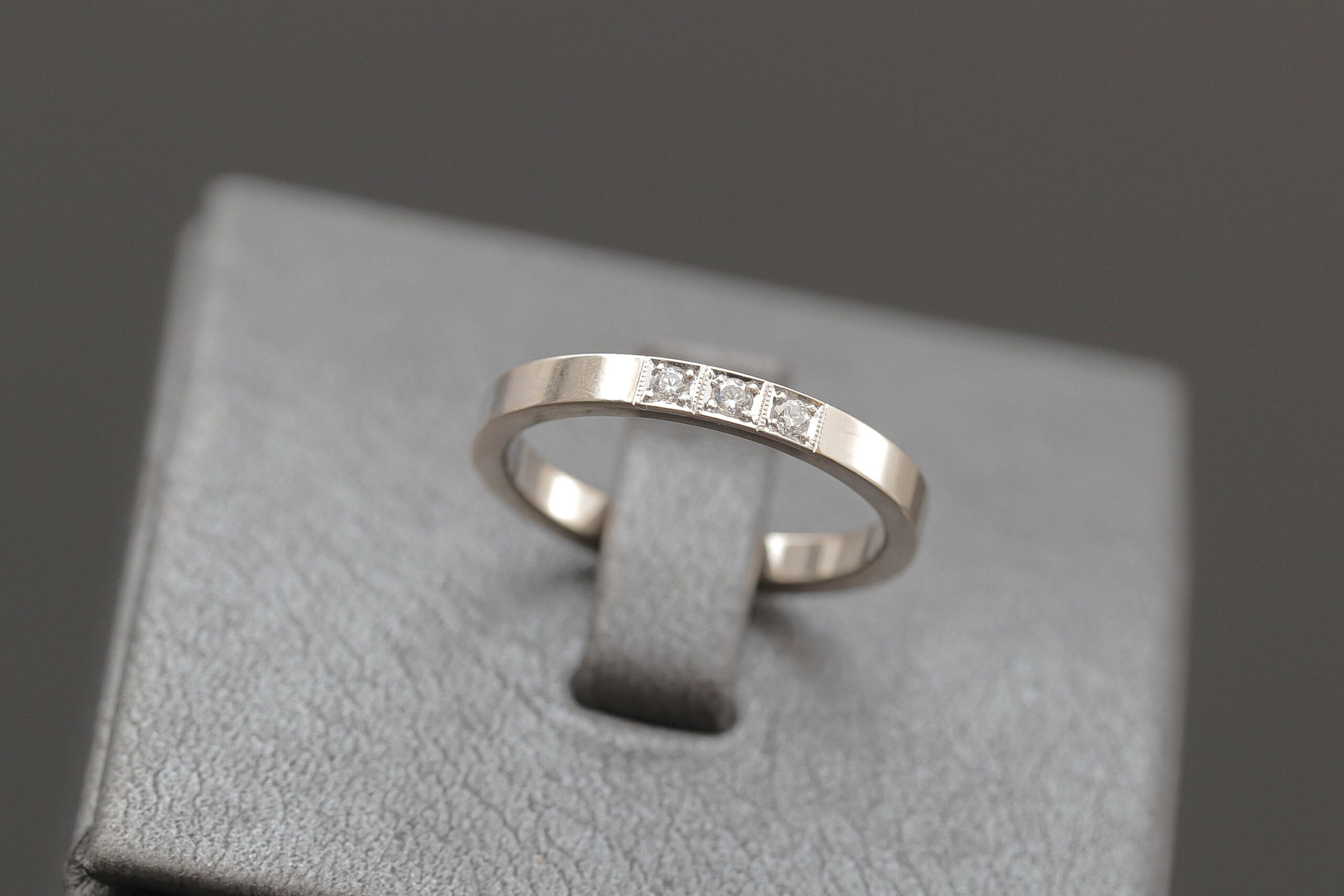 Alliancering med diamanter i 14 karat hvidguld