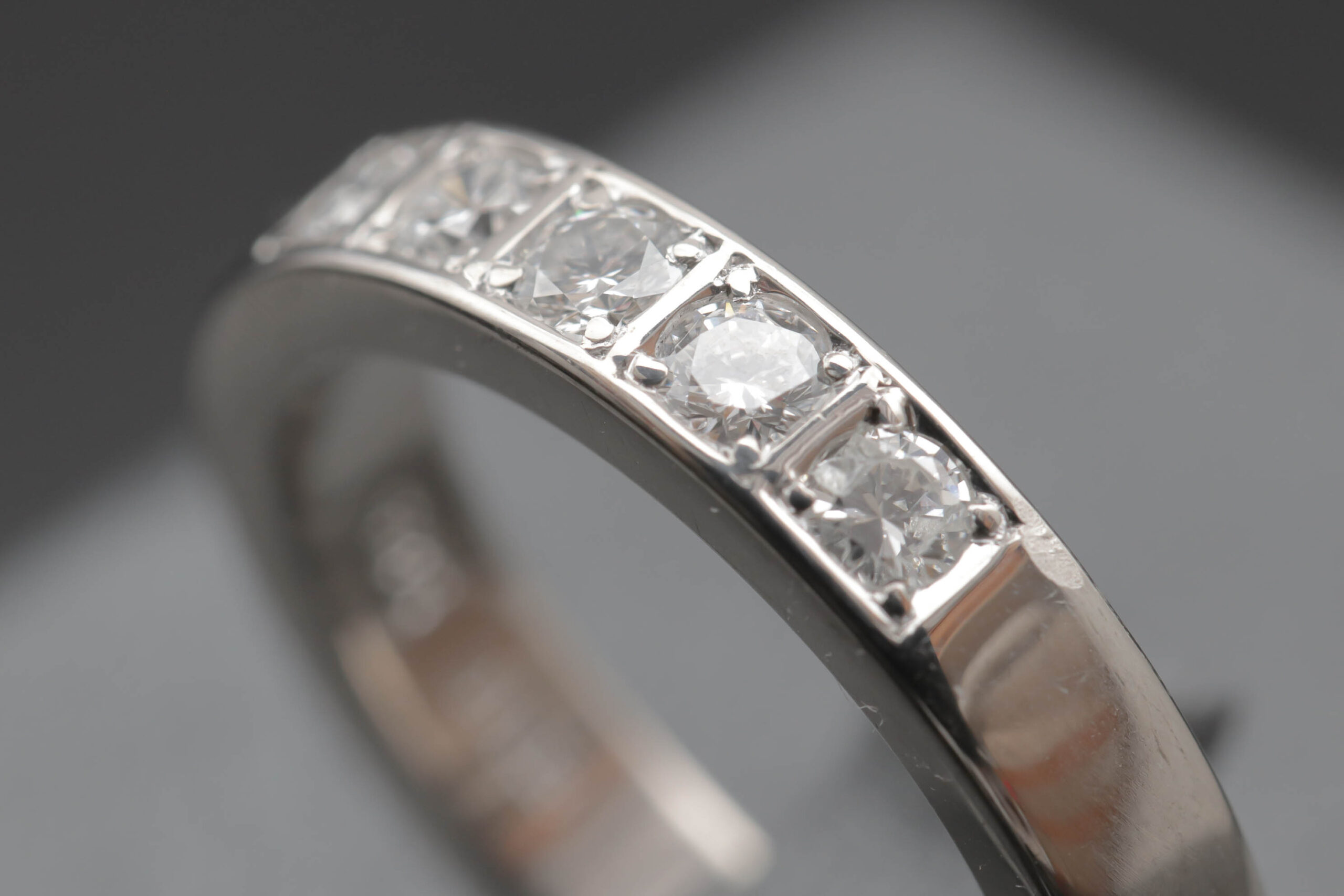 Alliancering med diamanter i 14 karat hvidguld