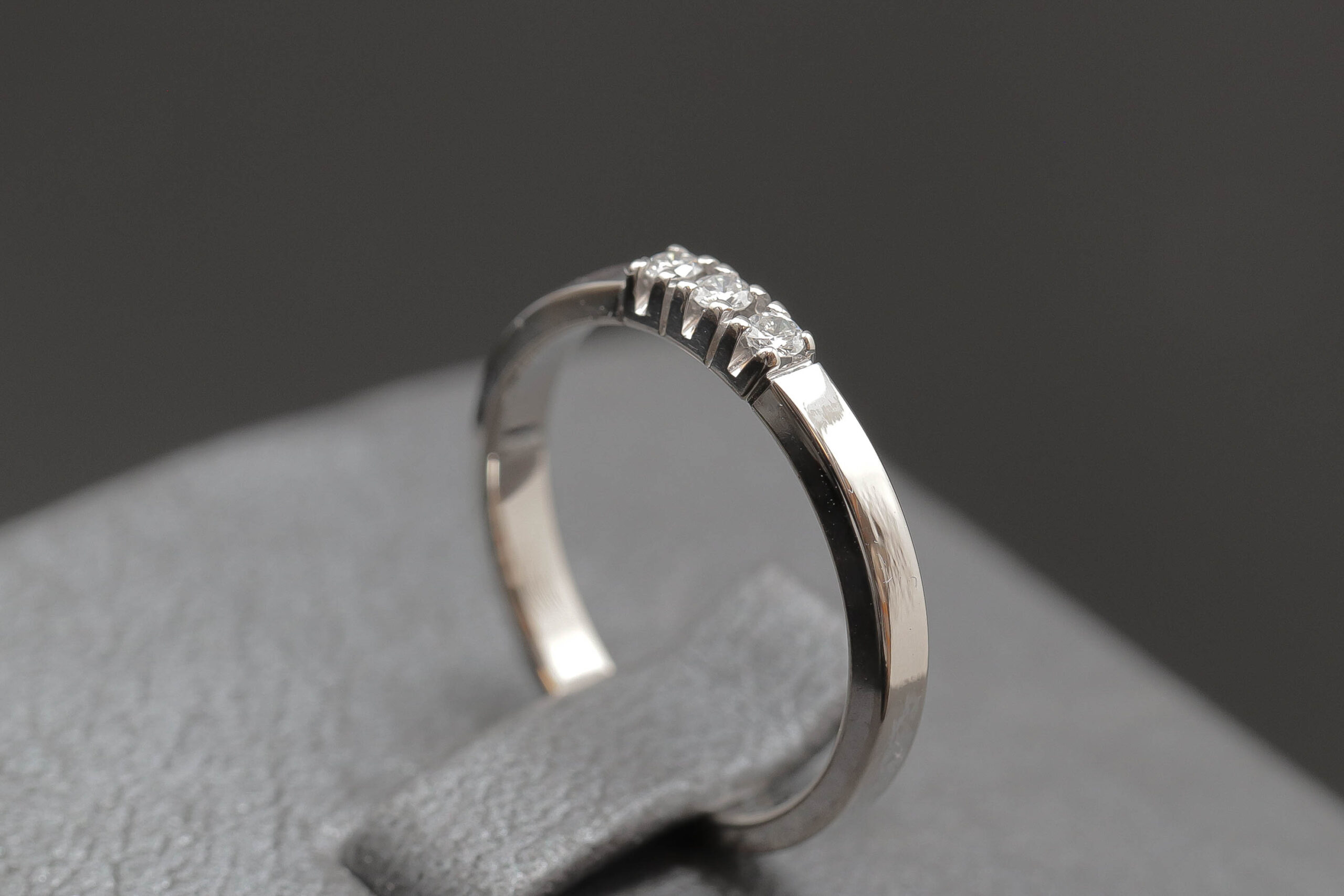 Alliancering med diamanter i 14 karat hvidguld