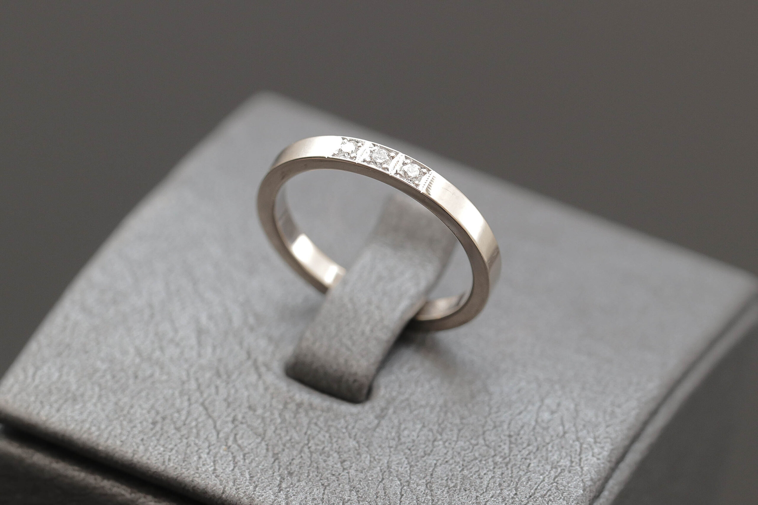 Alliancering med diamanter i 14 karat hvidguld