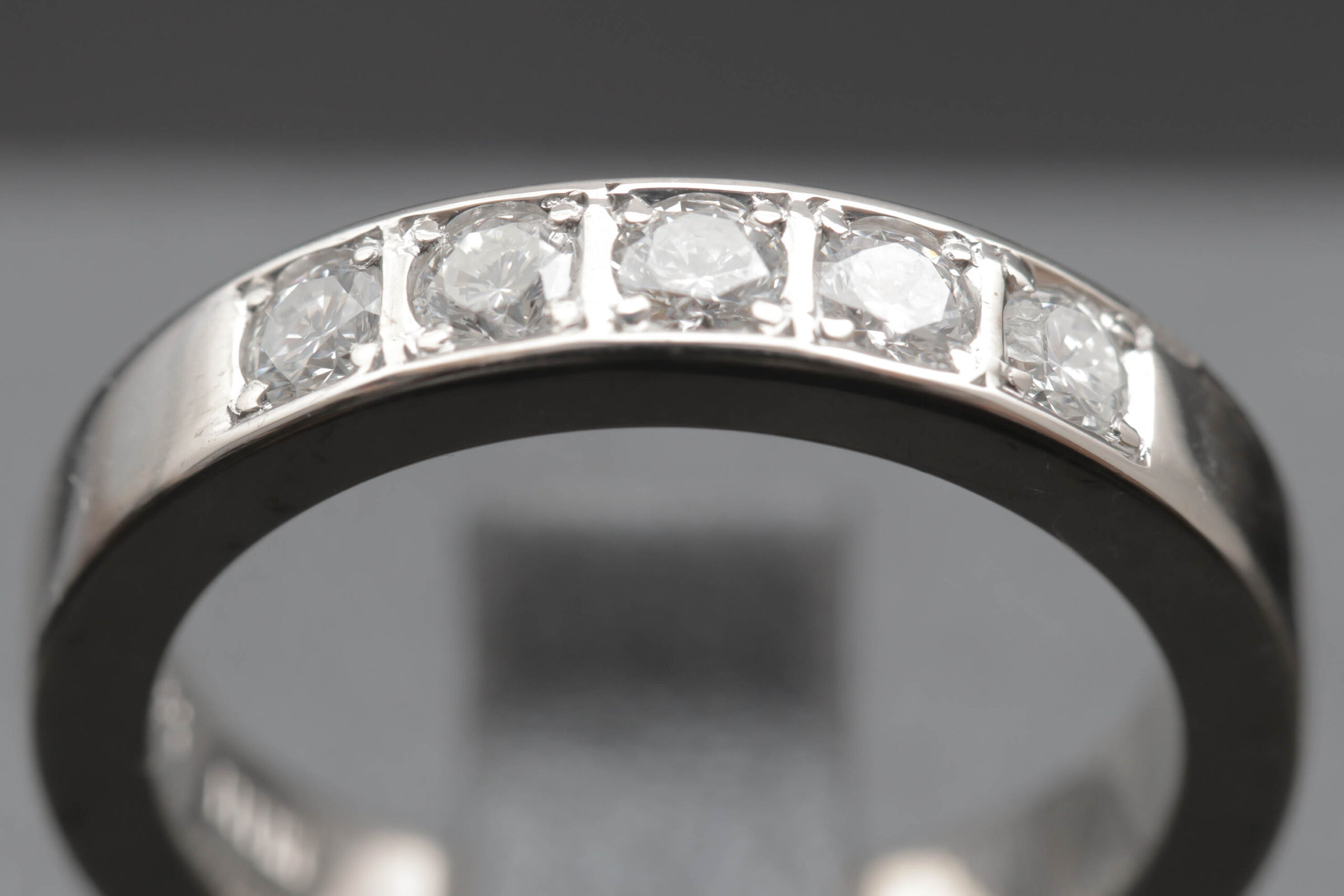 Alliancering med diamanter i 14 karat hvidguld