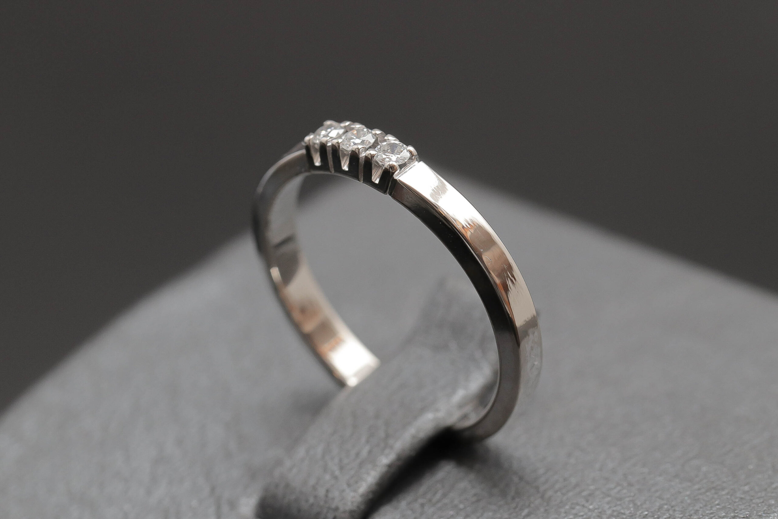 Alliancering med diamanter i 14 karat hvidguld