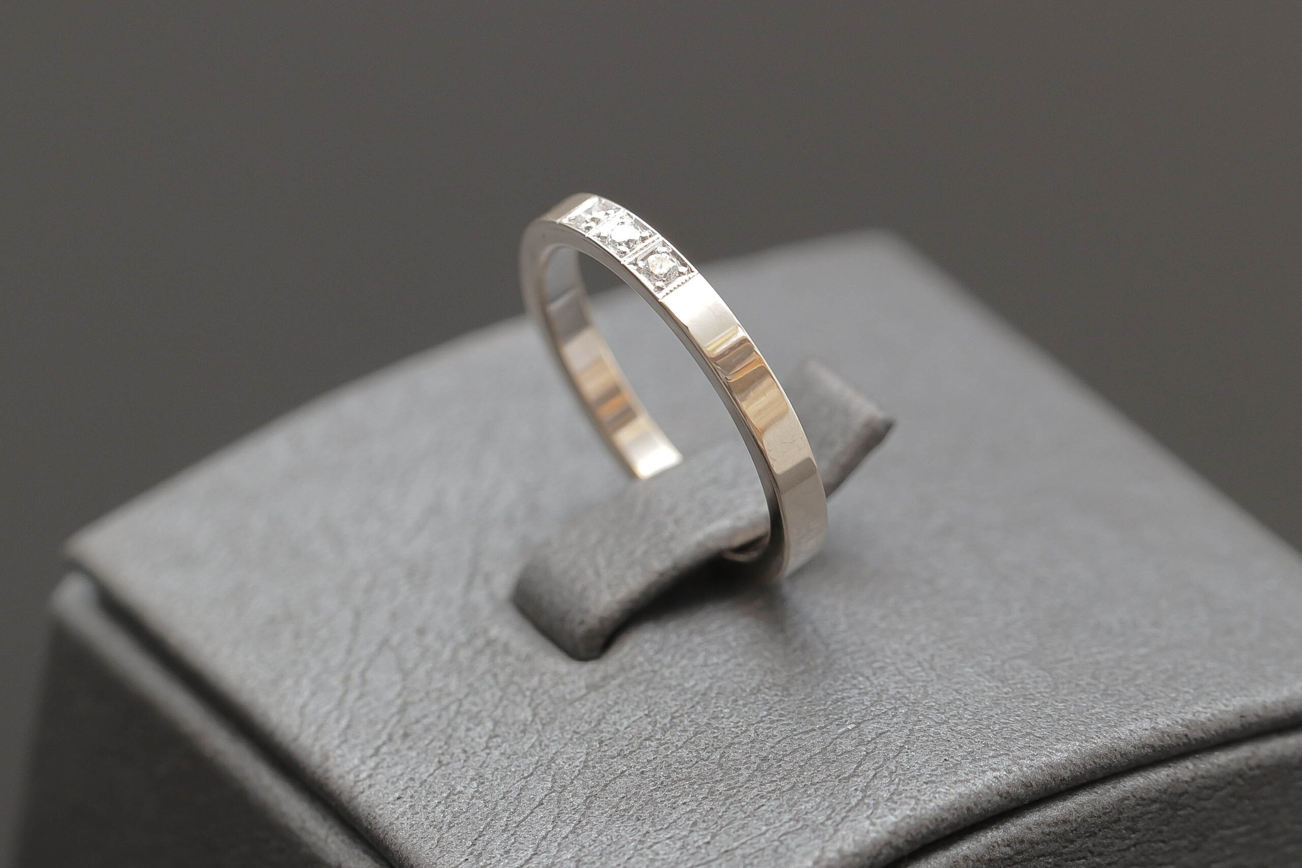 Alliancering med diamanter i 14 karat hvidguld