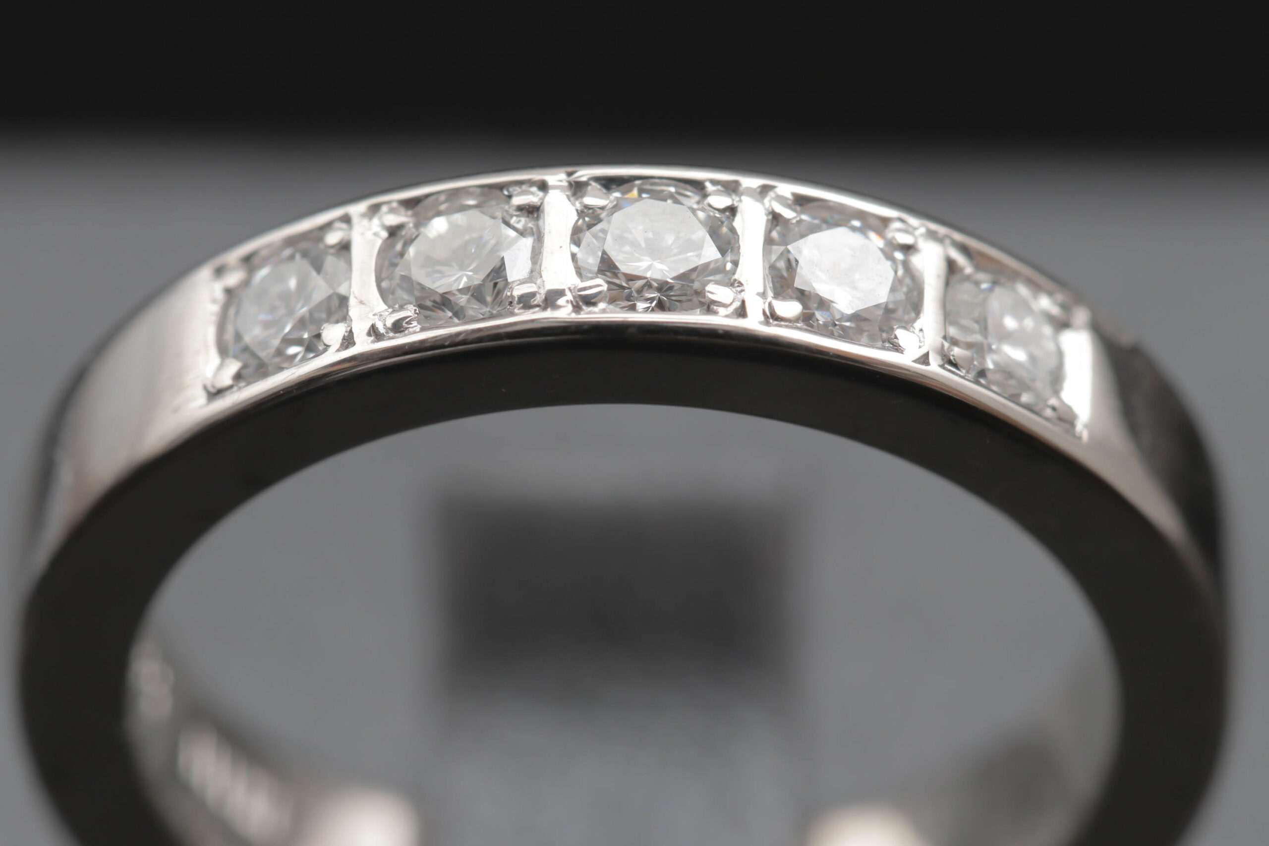 Alliancering med diamanter i 14 karat hvidguld