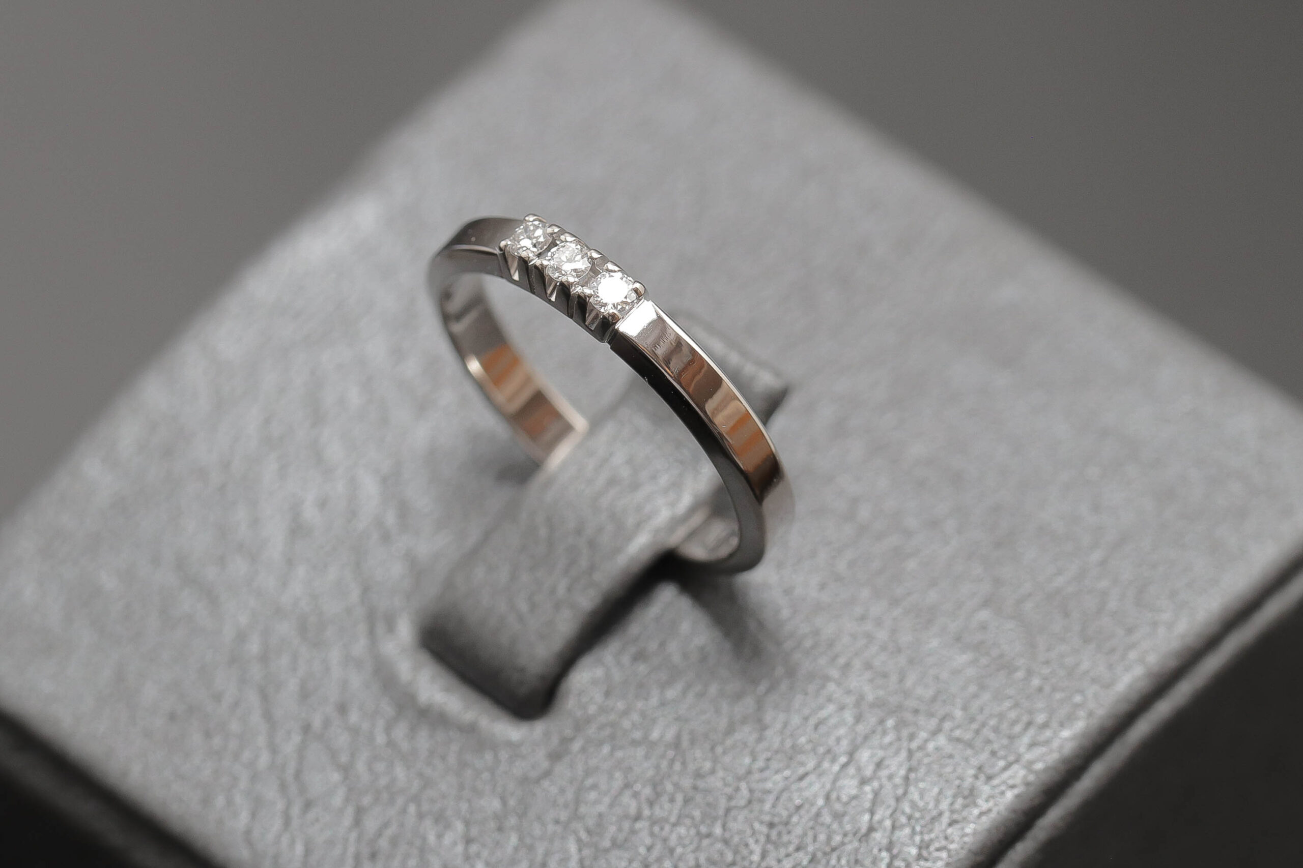 Alliancering med diamanter i 14 karat hvidguld