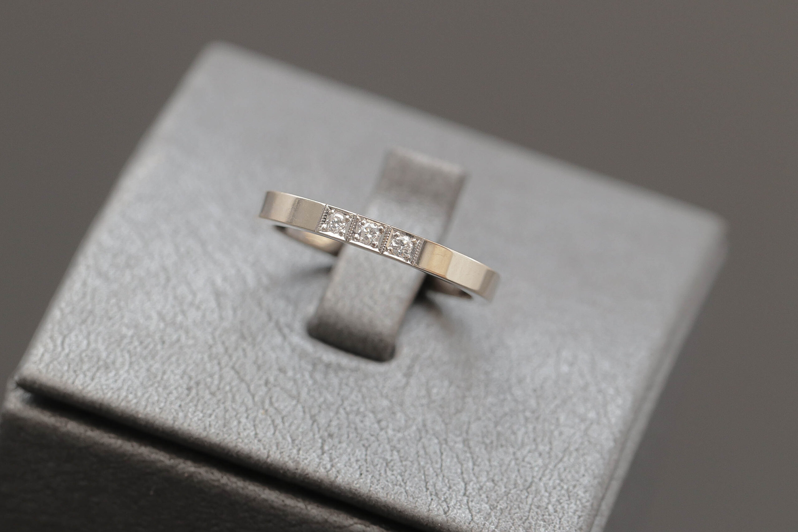 Alliancering med diamanter i 14 karat hvidguld