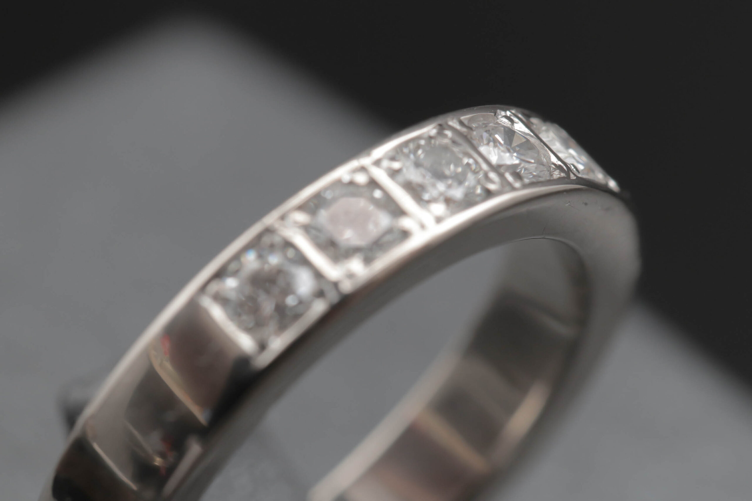 Alliancering med diamanter i 14 karat hvidguld