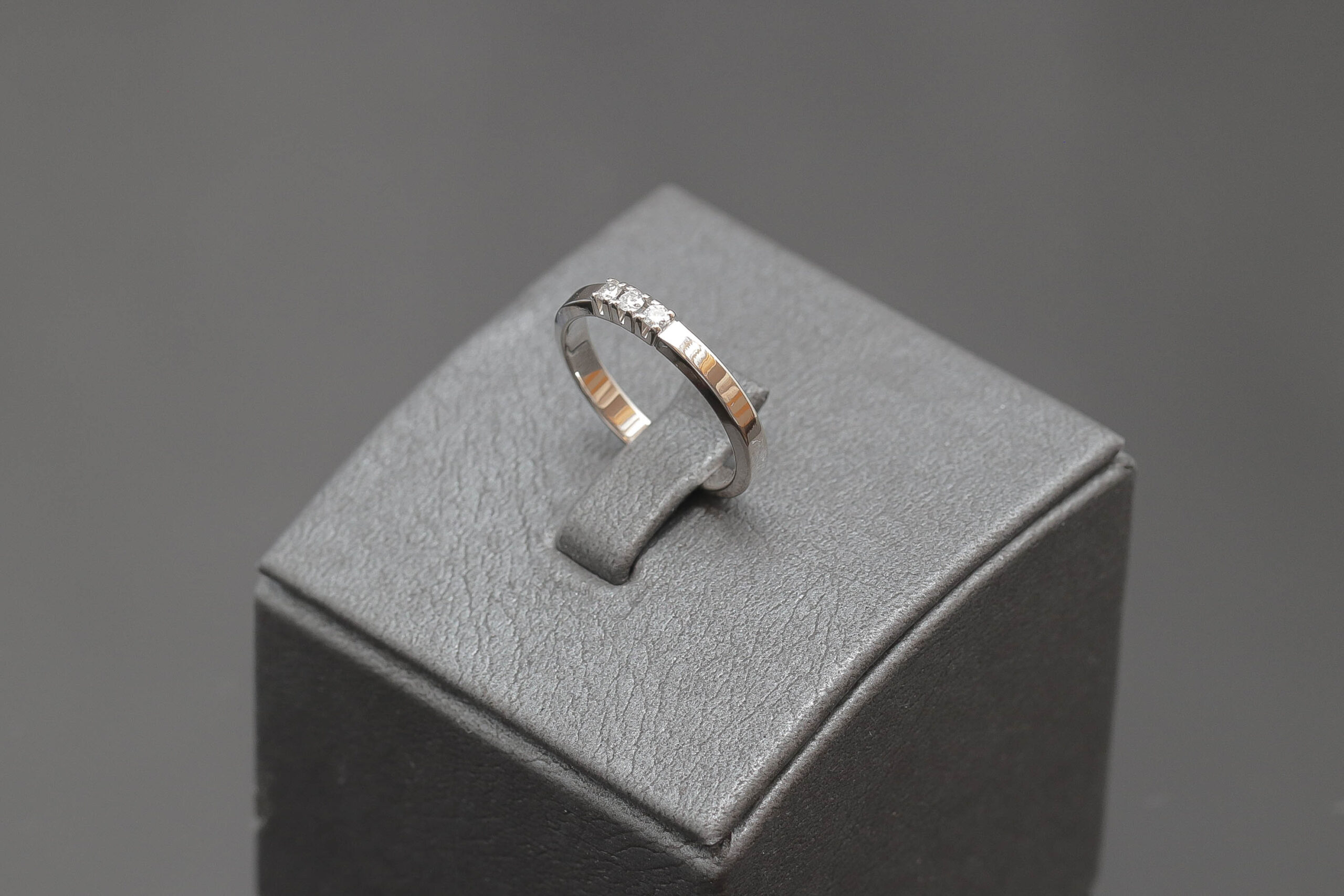 Alliancering med diamanter i 14 karat hvidguld