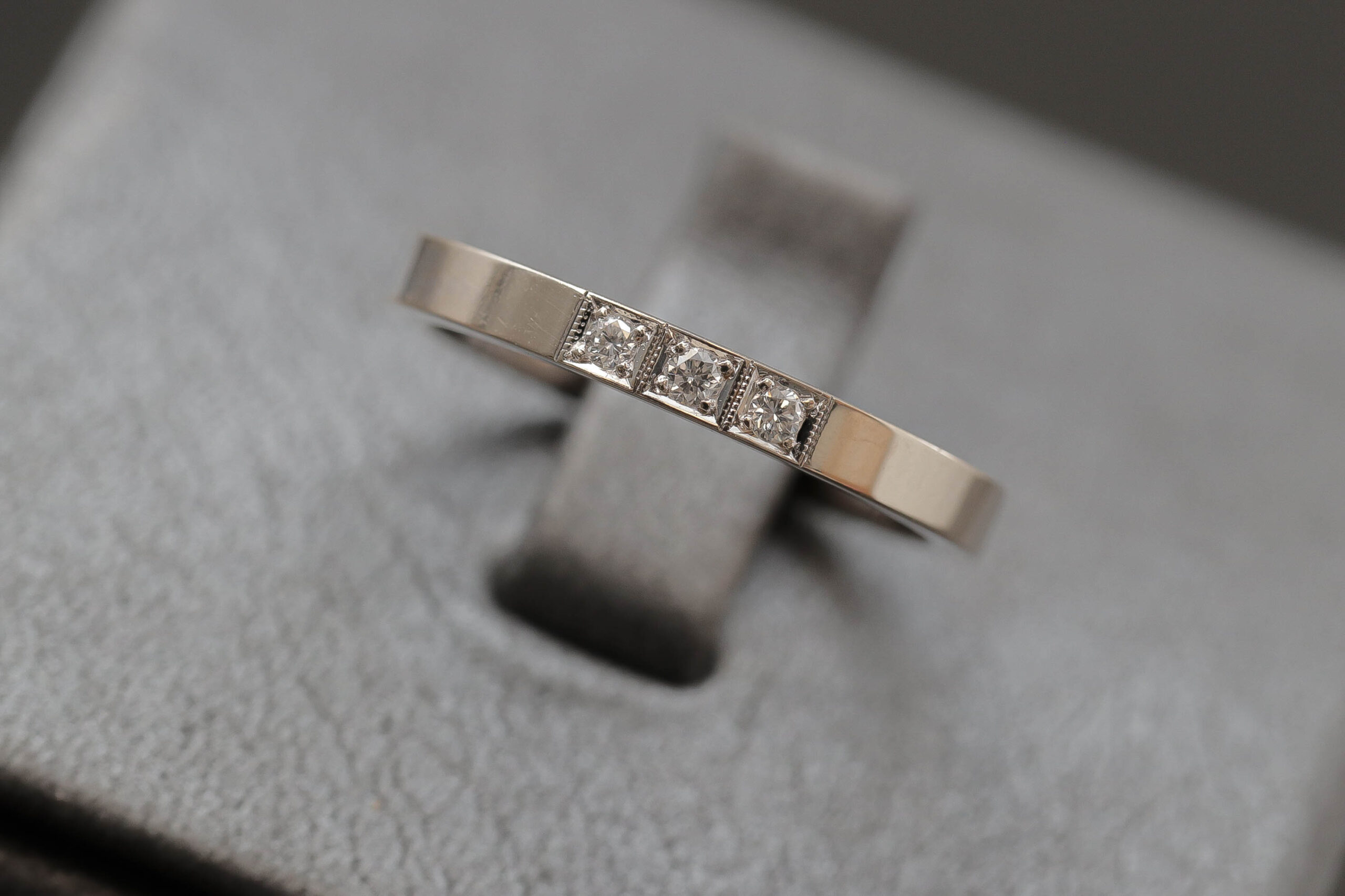 Alliancering med diamanter i 14 karat hvidguld