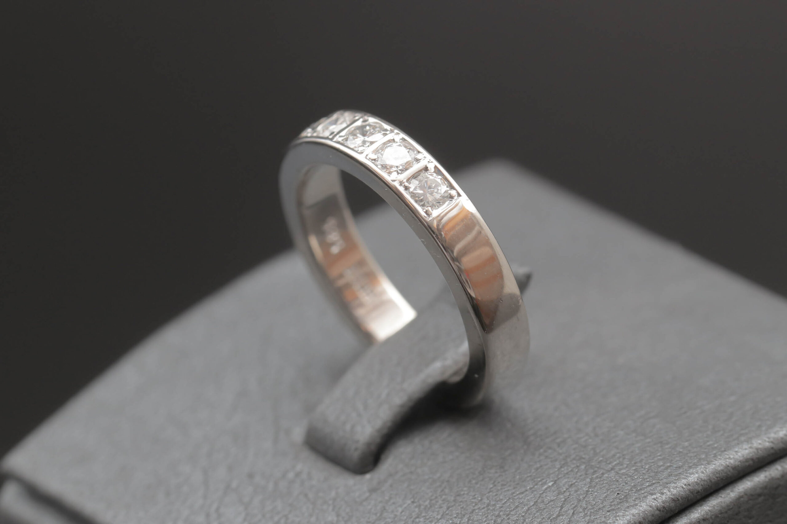 Alliancering med diamanter i 14 karat hvidguld