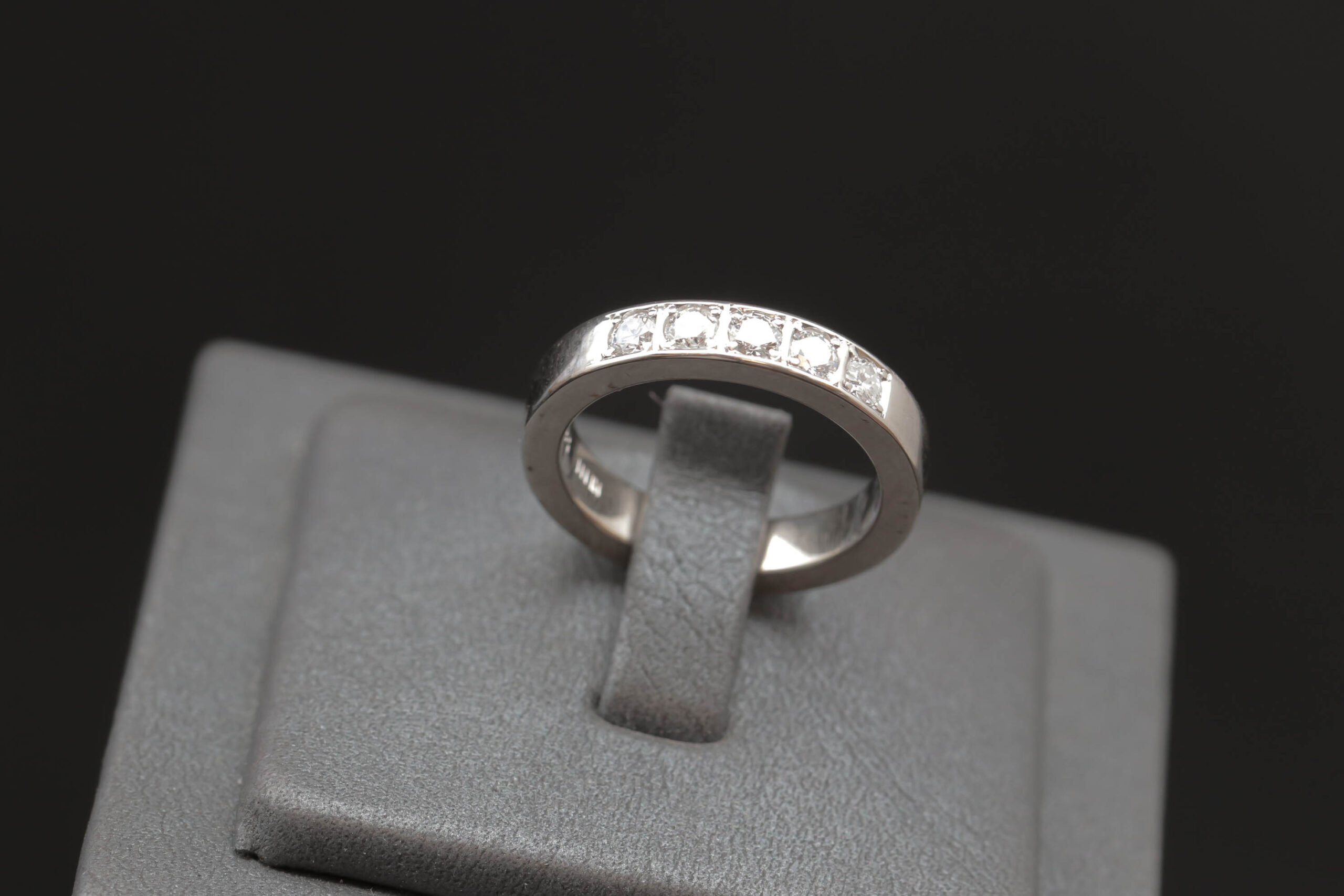 Alliancering med diamanter i 14 karat hvidguld