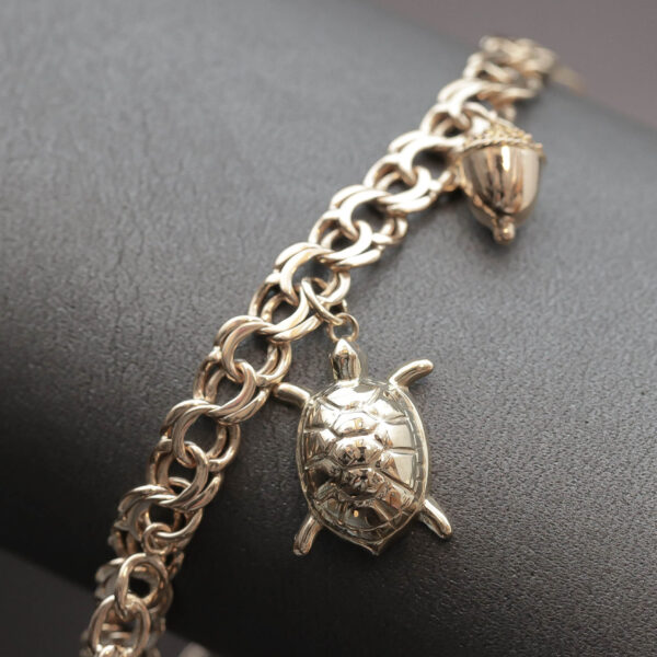 Bismarck armlænke med charms i 14 karat guld