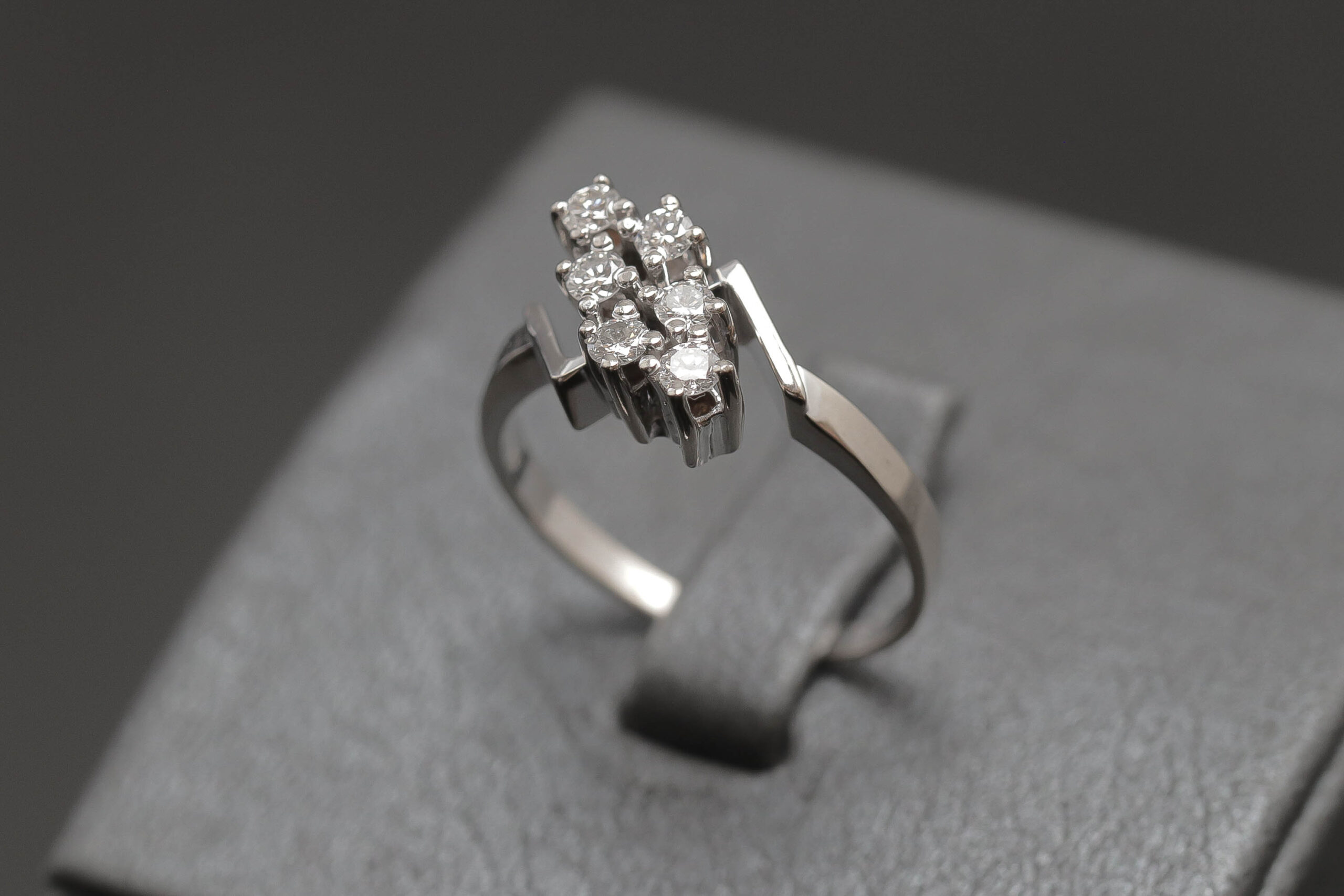 Dame ring med diamanter i 14 karat hvidguld