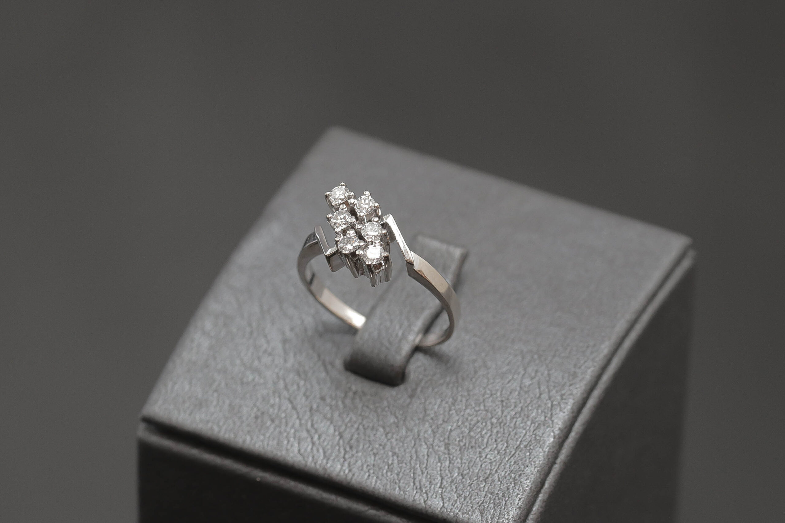 Dame ring med diamanter i 14 karat hvidguld