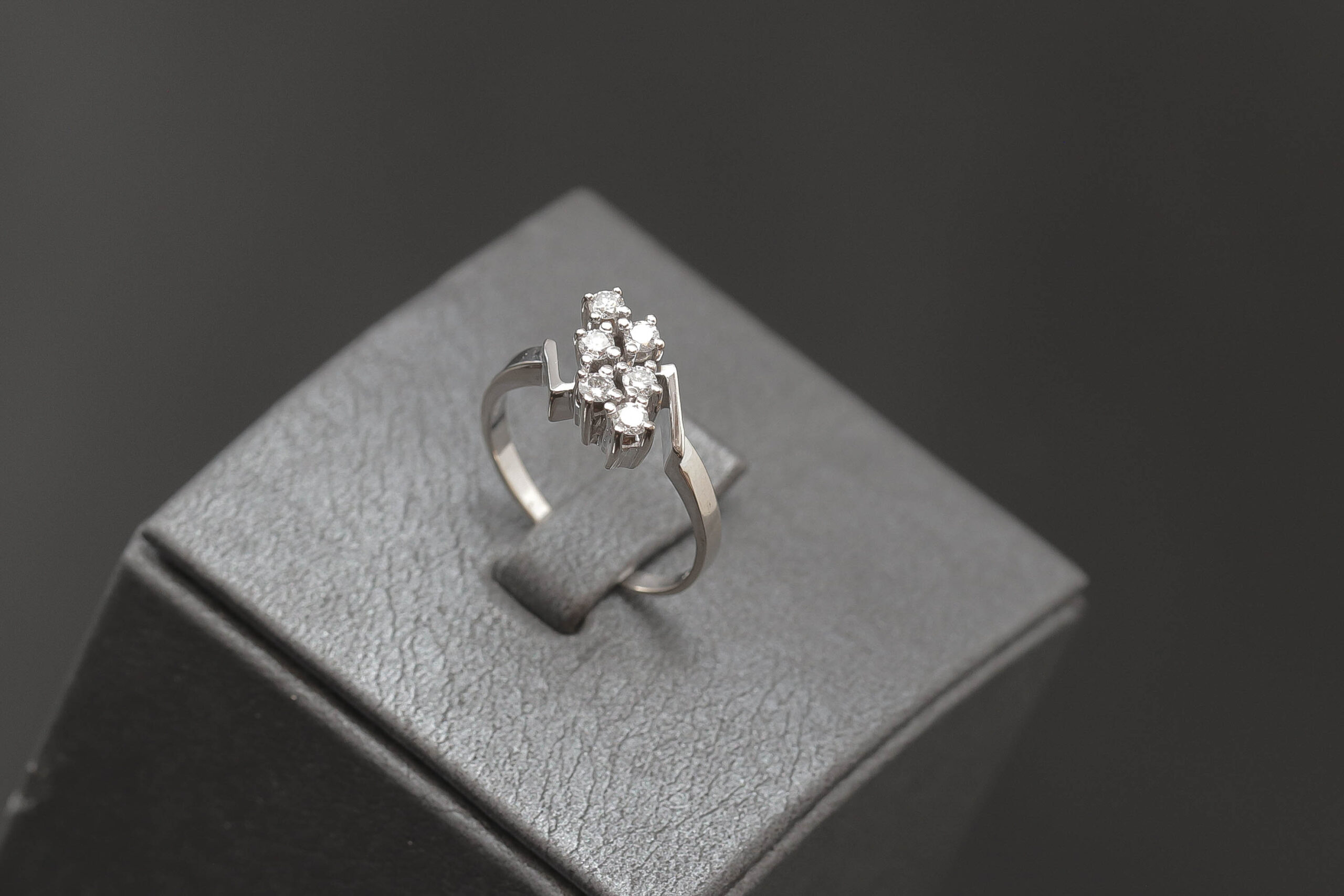 Dame ring med diamanter i 14 karat hvidguld