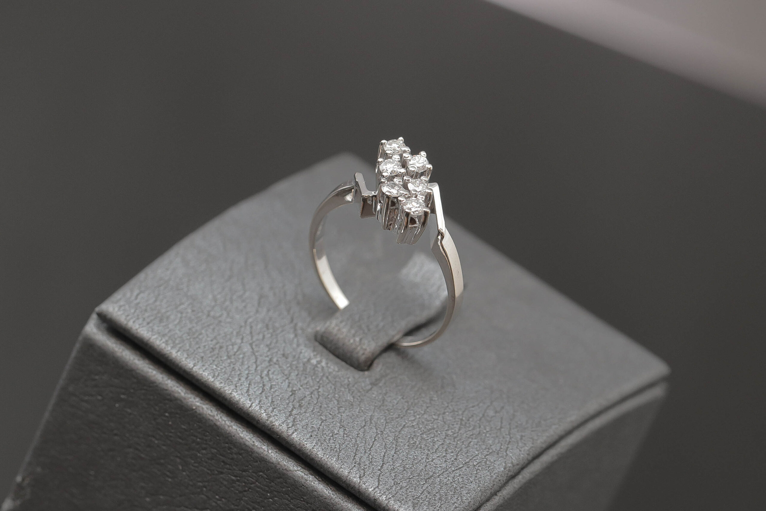 Dame ring med diamanter i 14 karat hvidguld