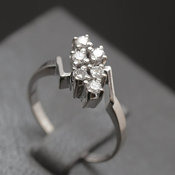 Dame ring med diamanter i 14 karat hvidguld