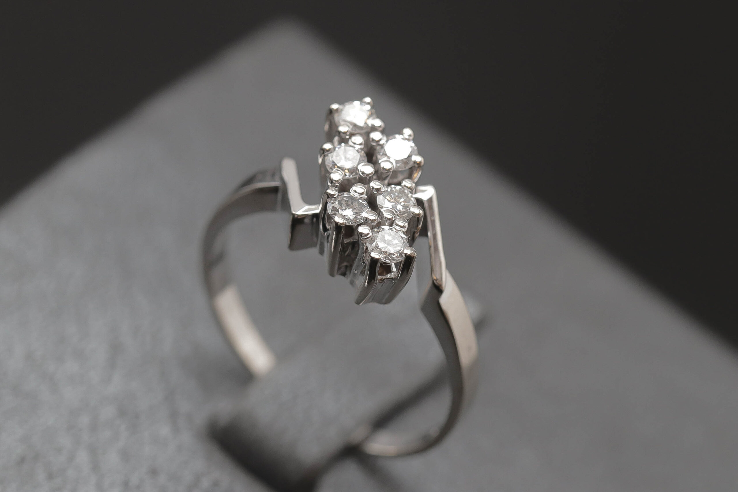 Dame ring med diamanter i 14 karat hvidguld