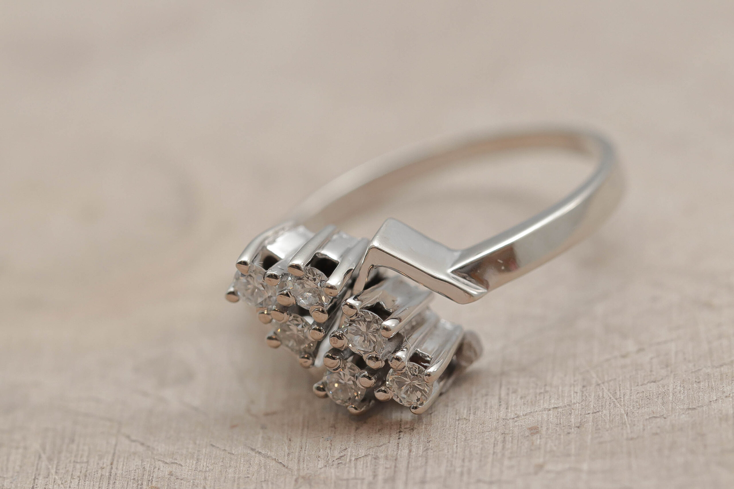 Dame ring med diamanter i 14 karat hvidguld