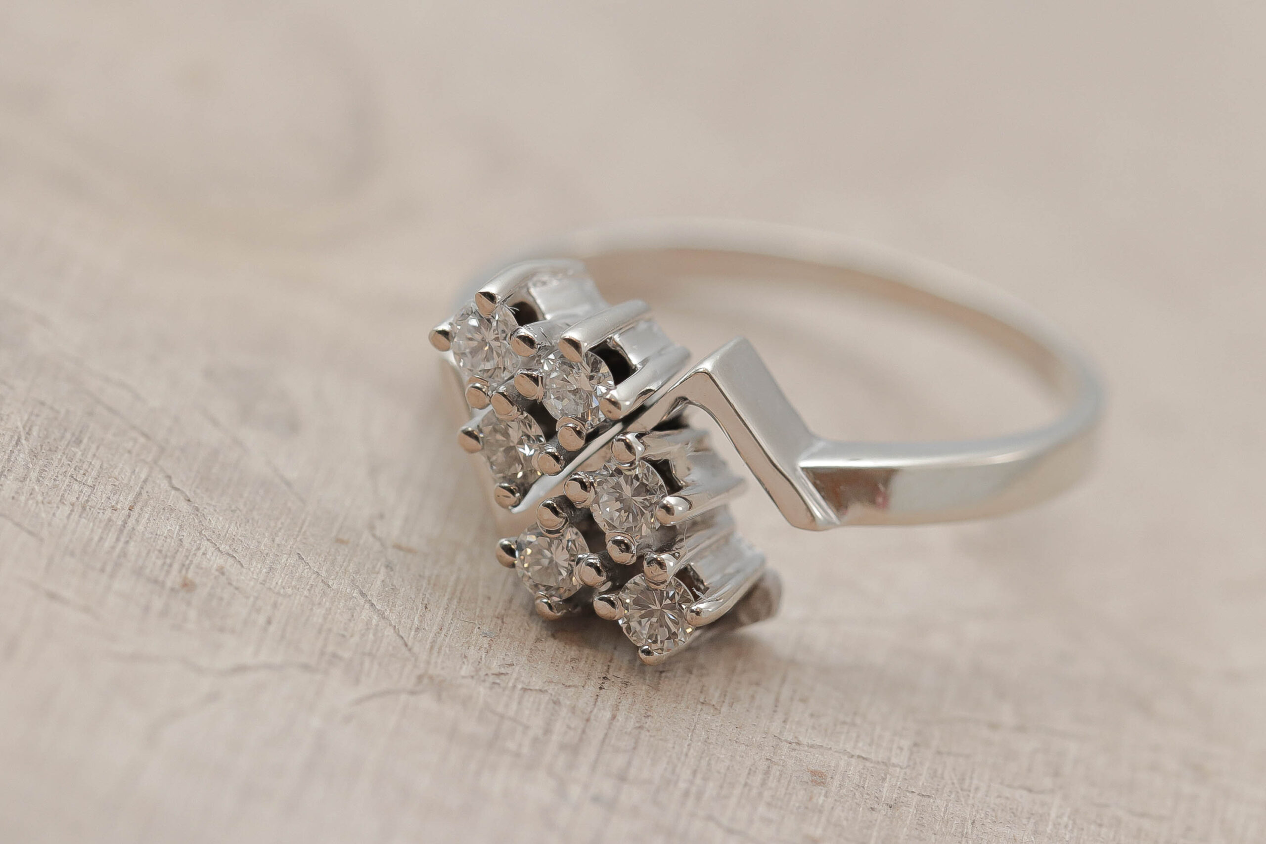 Dame ring med diamanter i 14 karat hvidguld