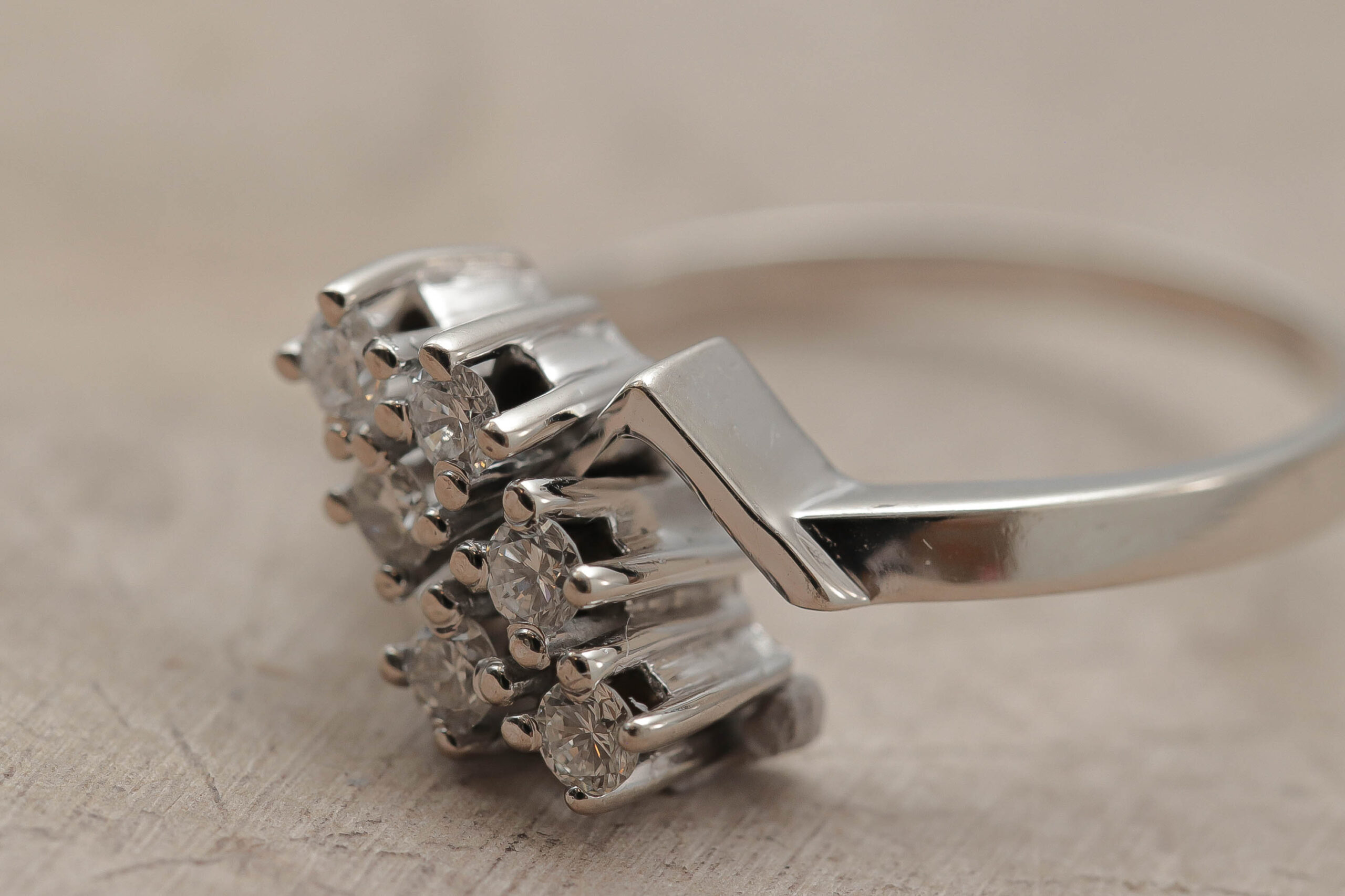 Dame ring med diamanter i 14 karat hvidguld