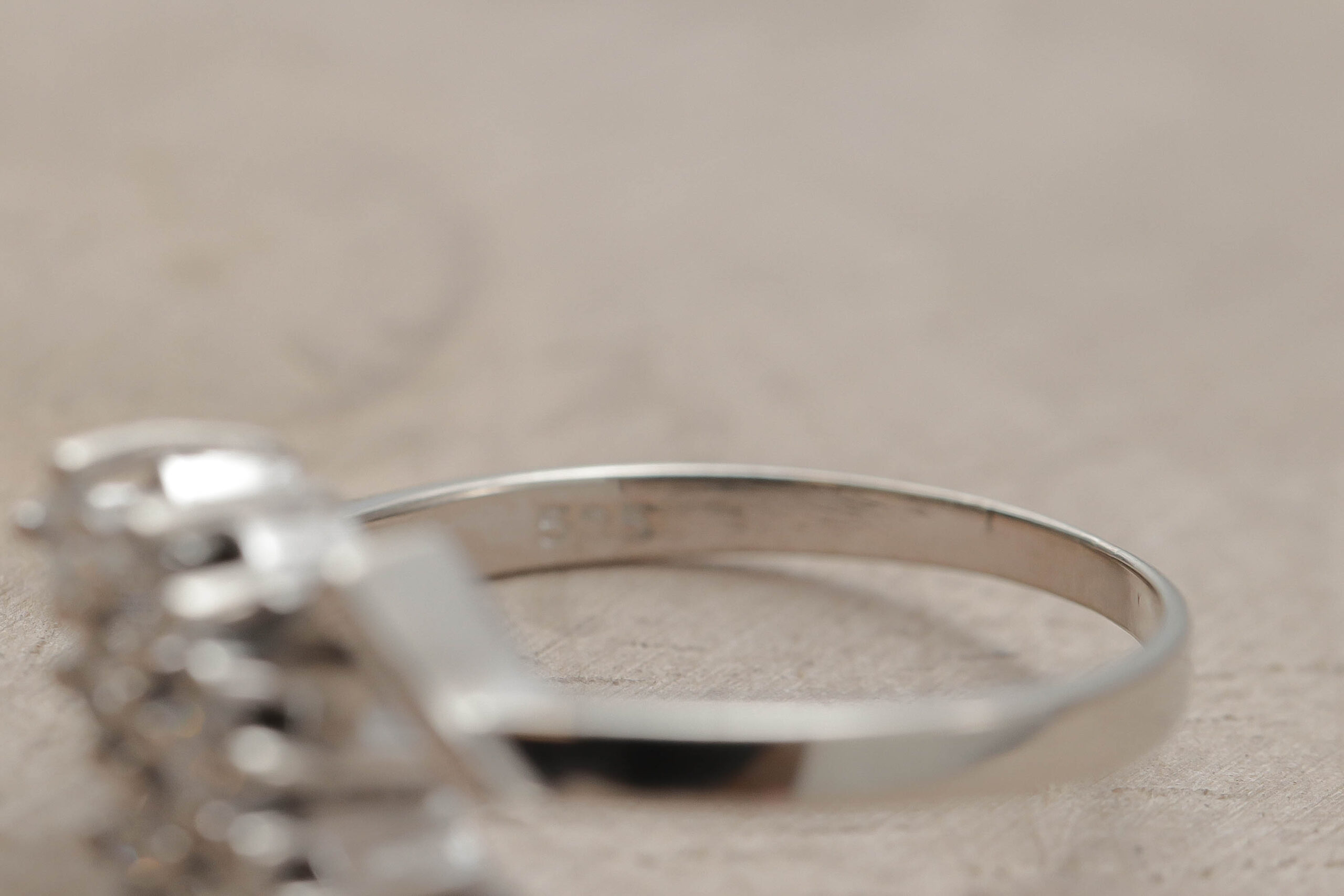 Dame ring med diamanter i 14 karat hvidguld