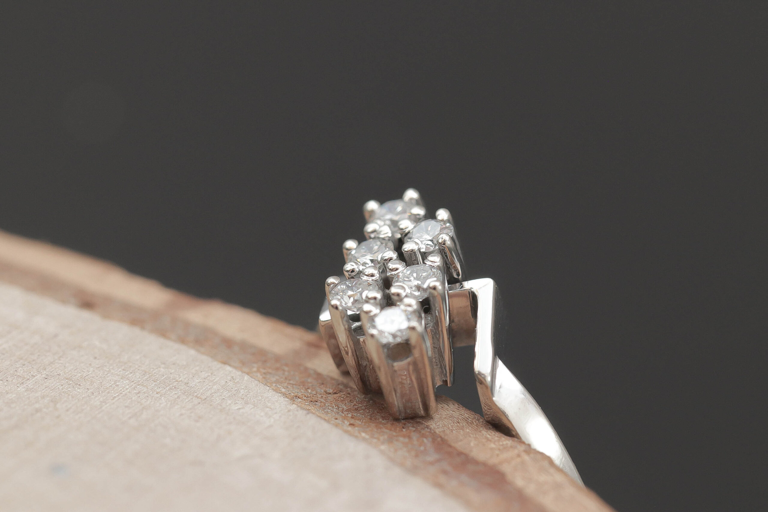 Dame ring med diamanter i 14 karat hvidguld