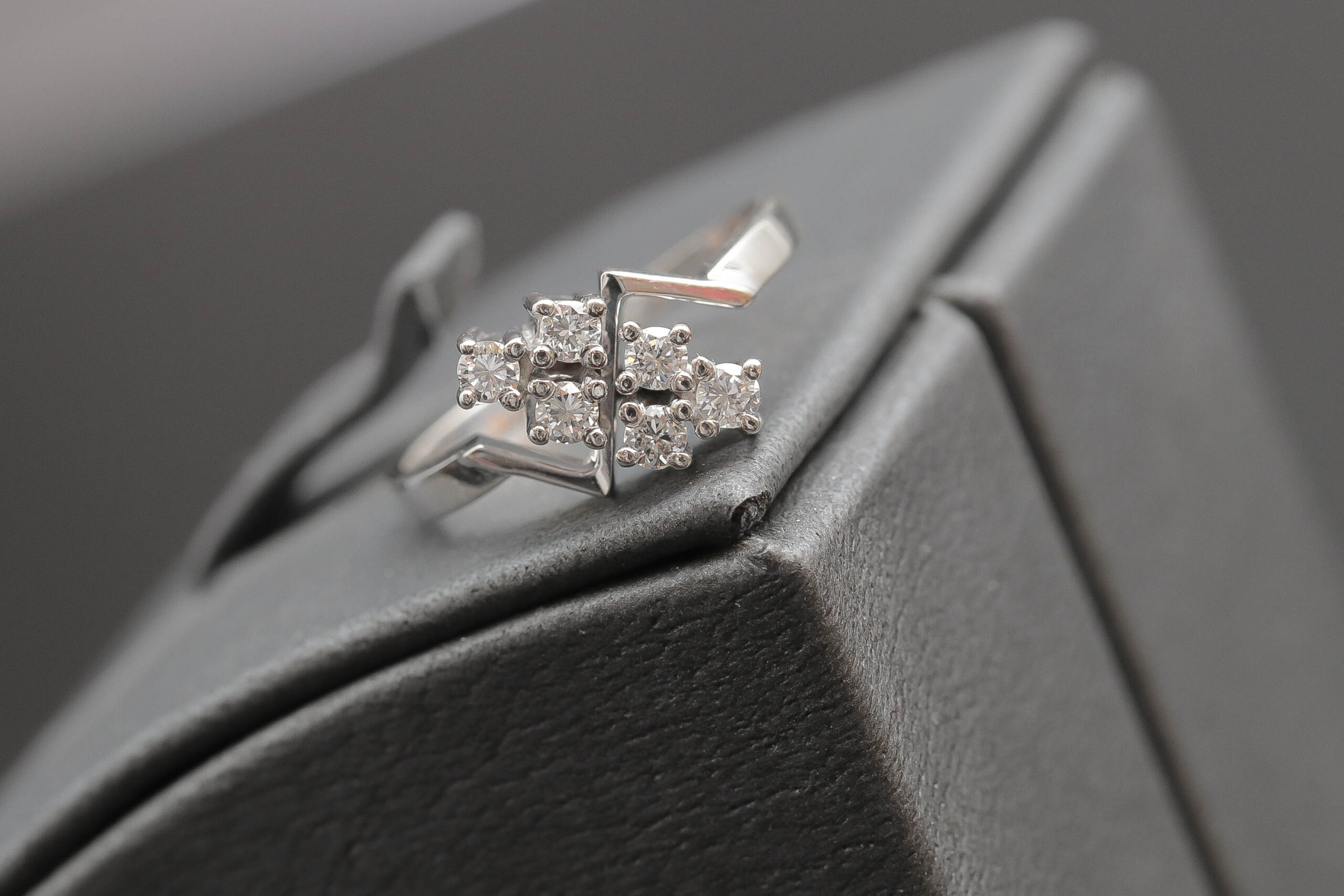 Dame ring med diamanter i 14 karat hvidguld