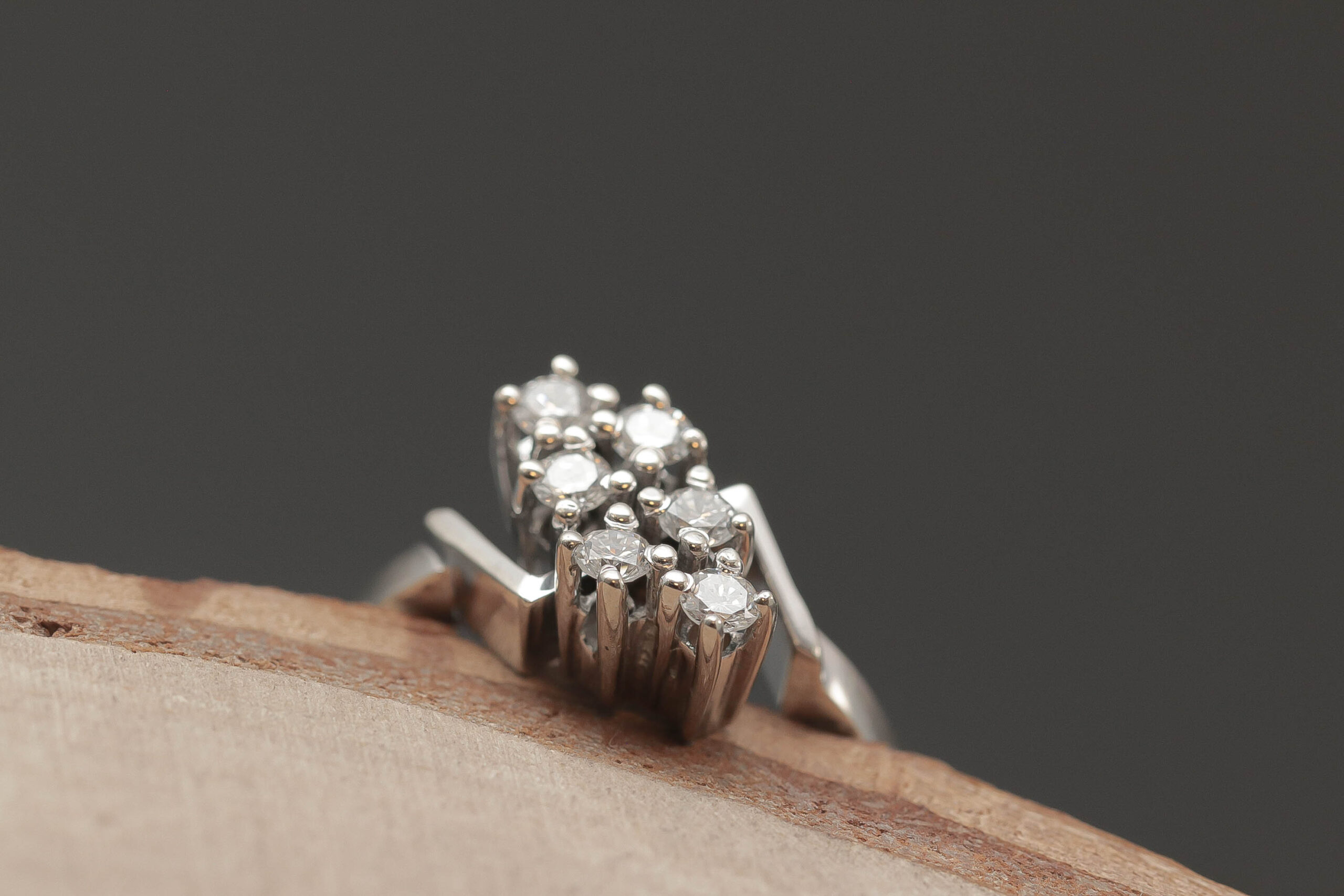 Dame ring med diamanter i 14 karat hvidguld